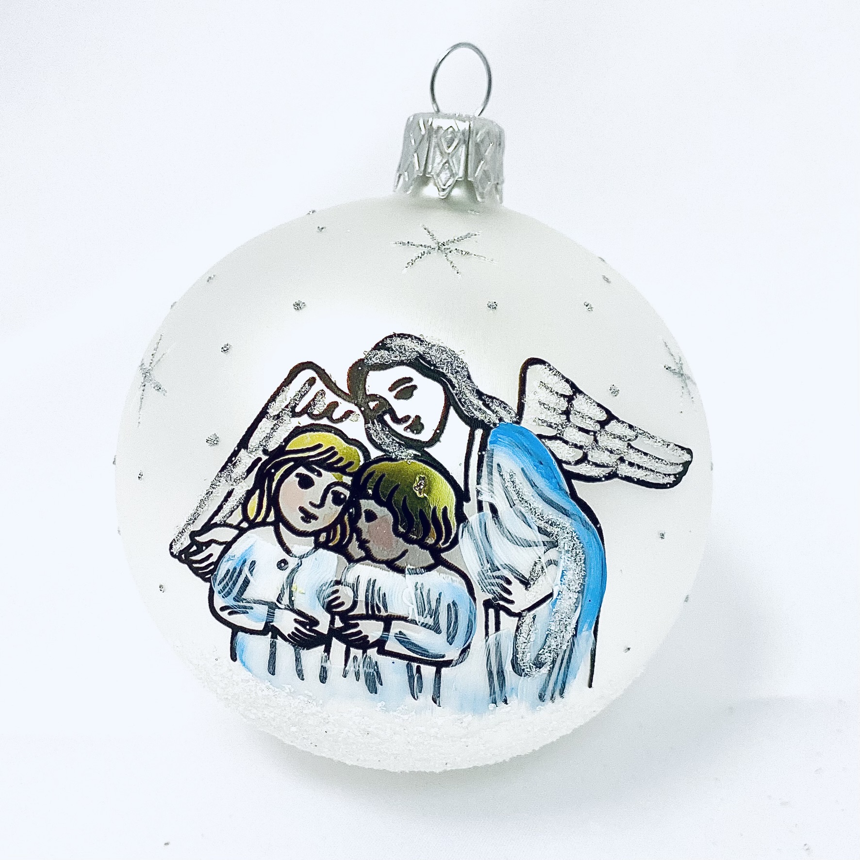 Skleněná vánoční ozdoba s textem na přání - Děti v objetí anděla s vlastním textem (bílá, 1 ks, 8 cm) Balení: 1ks, Barva: bílá, Velikost: 8 cm