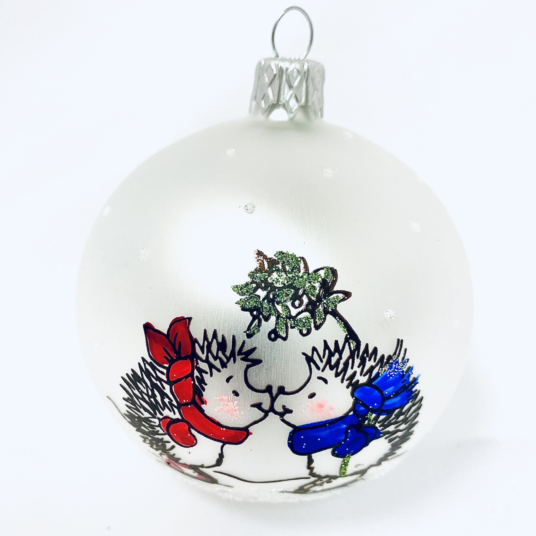 Skleněná vánoční ozdoba s textem na přání - Zimní setkání ježečků s vlastním textem (bílá, 1 ks, 8 cm) Balení: 1ks, Barva: bílá, Velikost: 8 cm