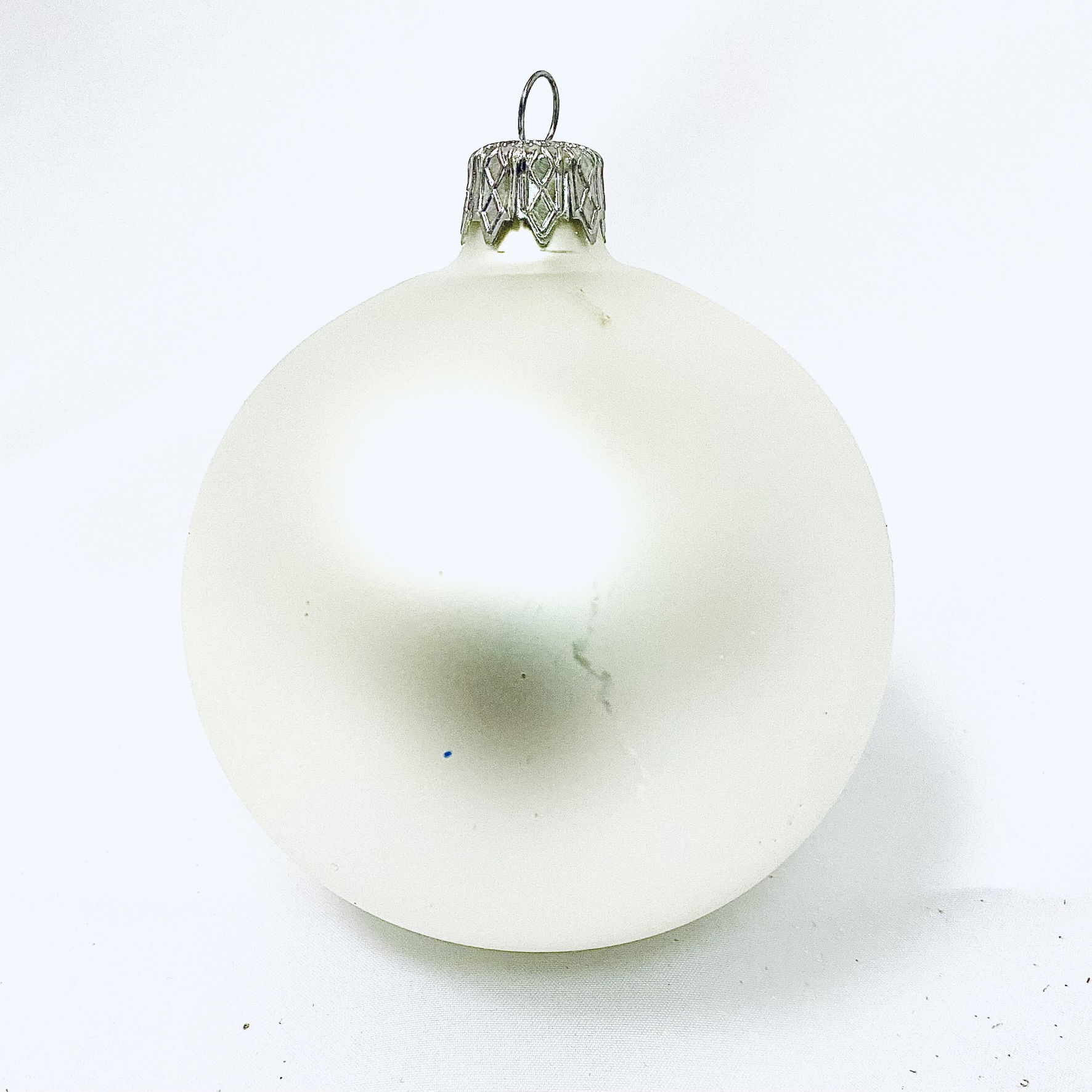 Skleněná vánoční ozdoba s textem na přání - Bílá jednoduchost s vlastním textem (bílá, 1 ks, 8 cm) Balení: 1ks, Barva: bílá, Velikost: 8 cm