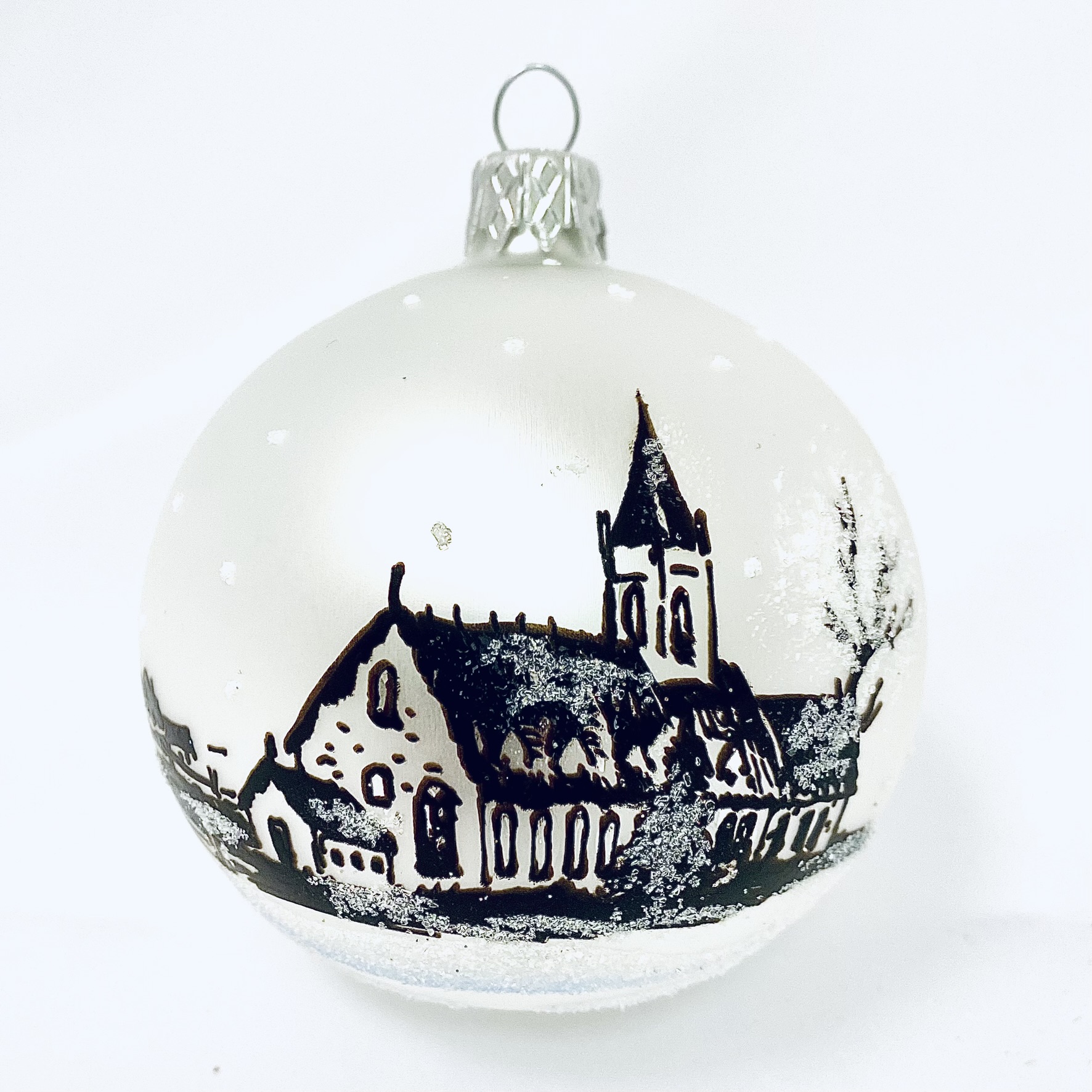 Skleněná vánoční ozdoba s textem na přání - Bílá nádhera s kostelem s vlastním textem (bílá, 1 ks, 8 cm) Balení: 1ks, Barva: bílá, Velikost: 8 cm
