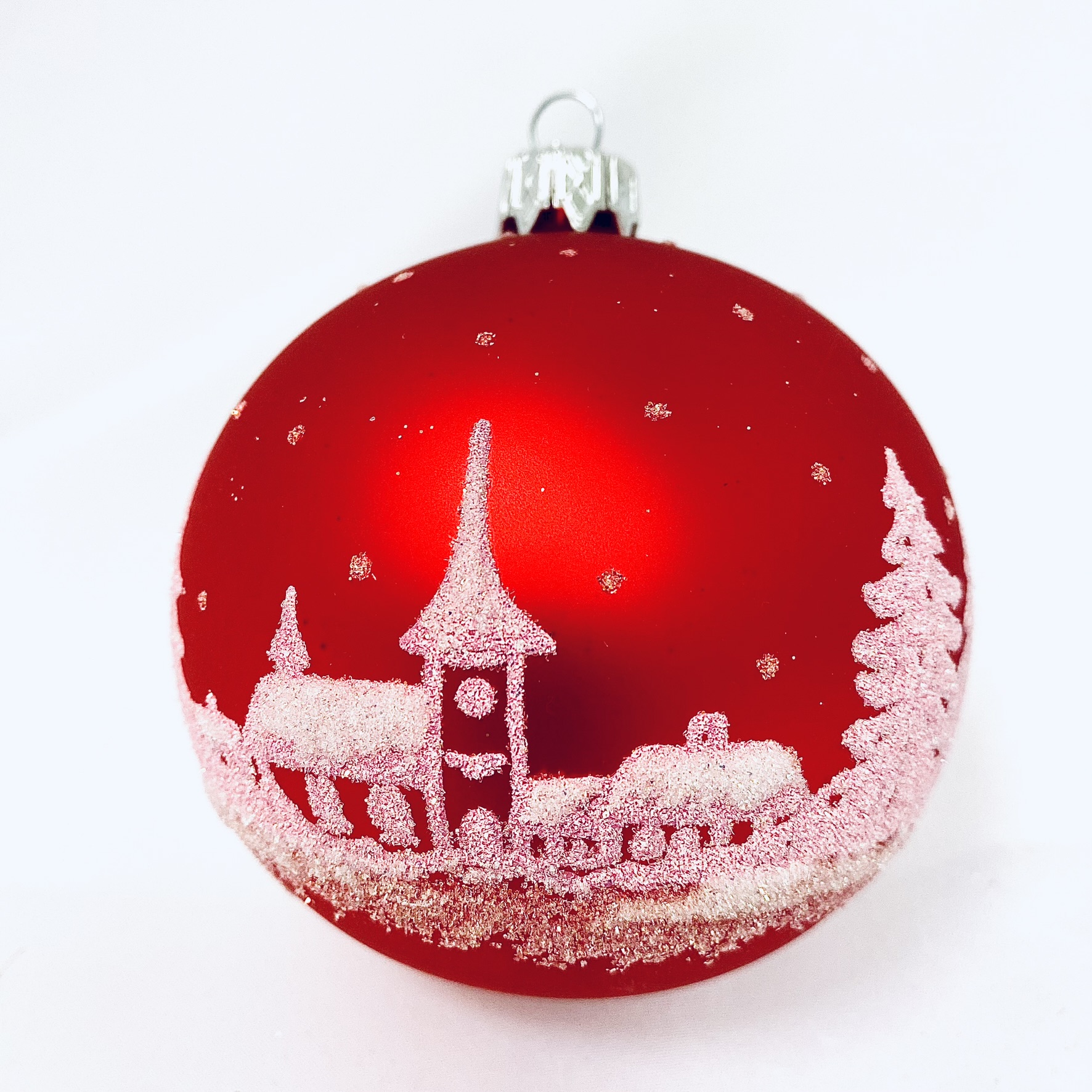 Skleněná vánoční ozdoba s textem na přání - Bílá vesnička s vlastním textem (červená, 1 ks, 8 cm) Balení: 1ks, Barva: červená, Velikost: 8 cm