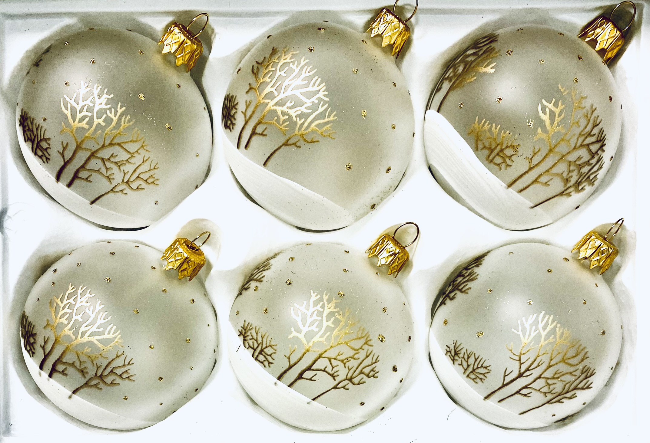 Zimní zázrak - koule se sněhovým dekorem a zlatým stromem(6 ks bílá ,Velikost 7 cm) IRISA Balení: 6ks, Barva: bílá, Velikost: 7 cm