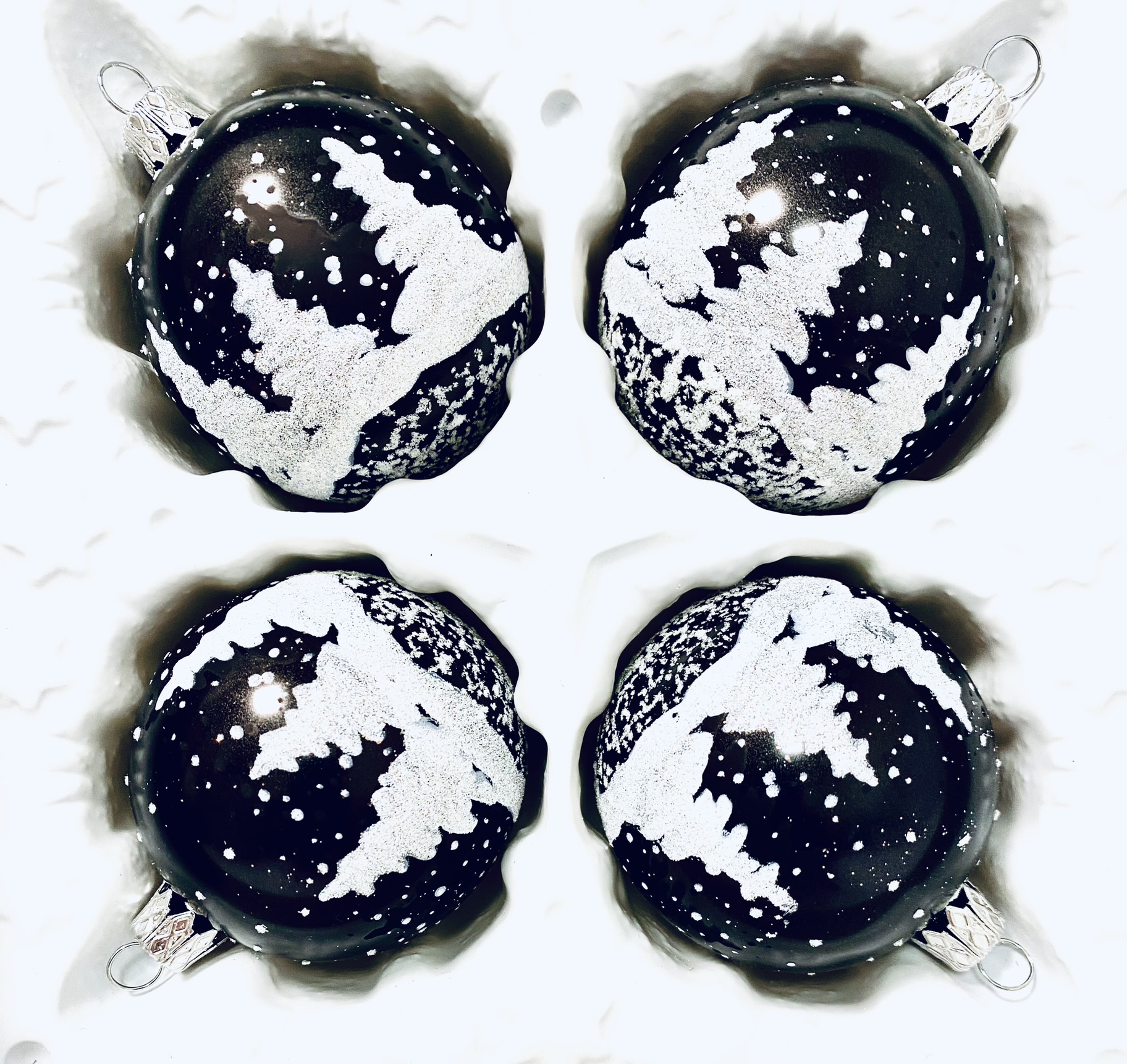 Kouzlo zasněženého lesa: Exkluzivní luxusní skleněné vánoční koule(4 ks černá ,Velikost 6 cm) IRISA Balení: 4ks, Barva: černá, Velikost: 6 cm