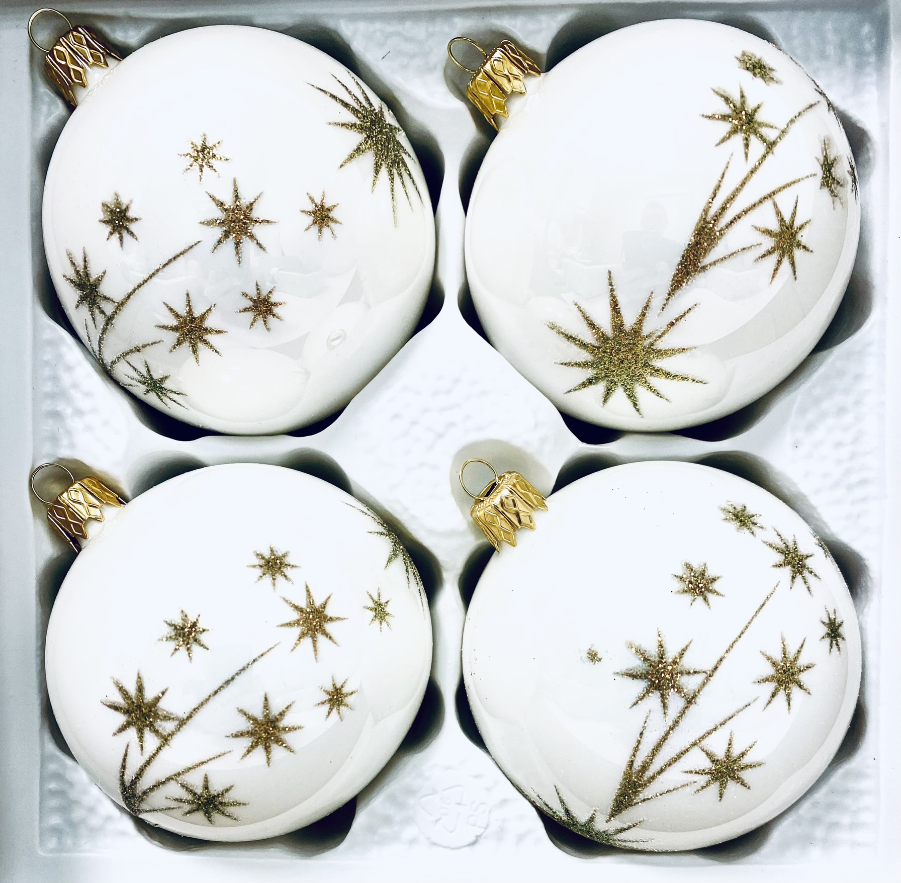 Svítící vánoční radost: Exkluzivní luxusní skleněné vánoční koule(4 ks bílá ,Velikost 8 cm) IRISA Balení: 4ks, Barva: bílá, Velikost: 8 cm