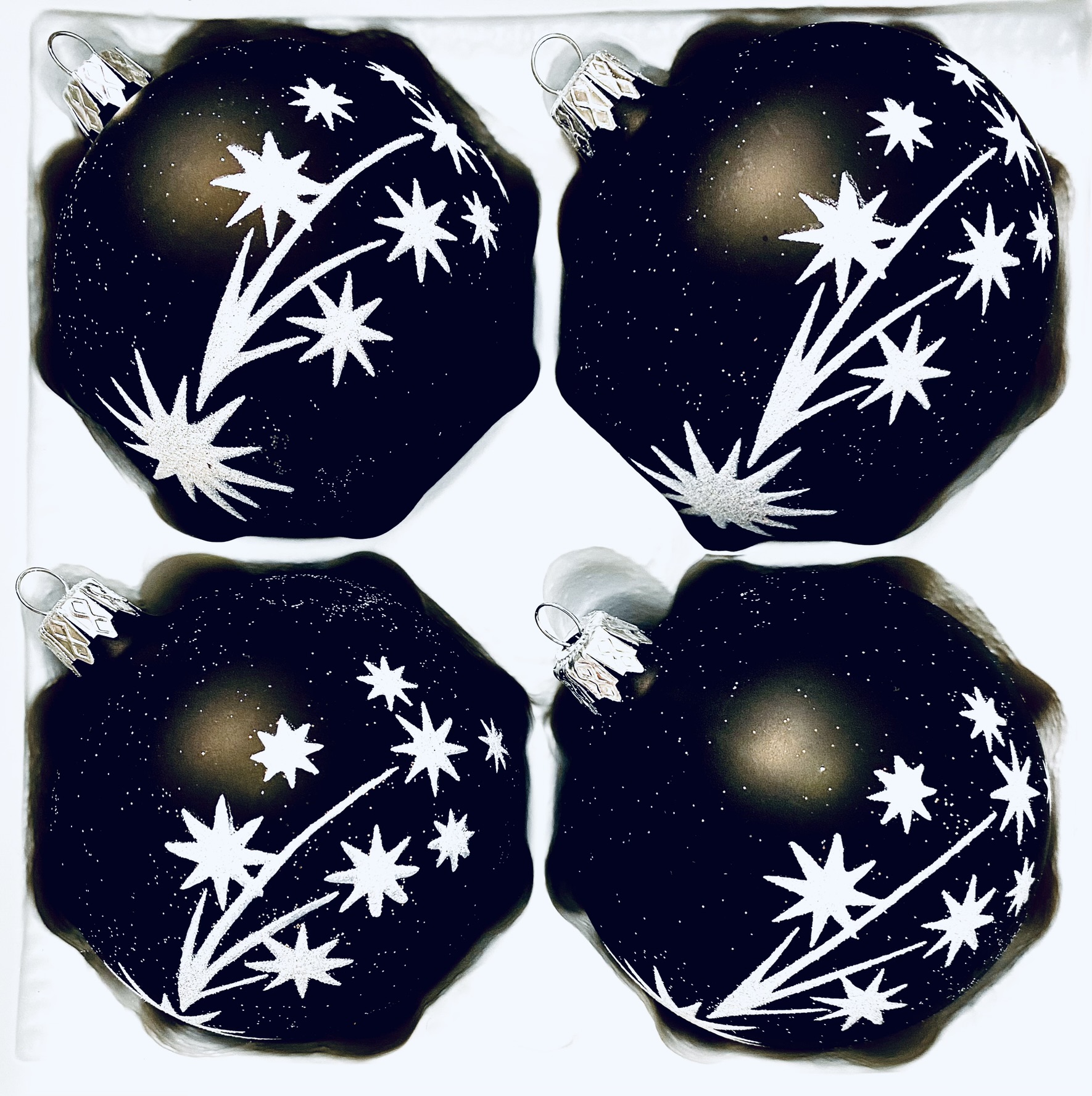 Noční příběh vánoc: Exkluzivní luxusní skleněné vánoční koule(4 ks černá ,Velikost 8 cm) IRISA Balení: 4ks, Barva: černá, Velikost: 8 cm