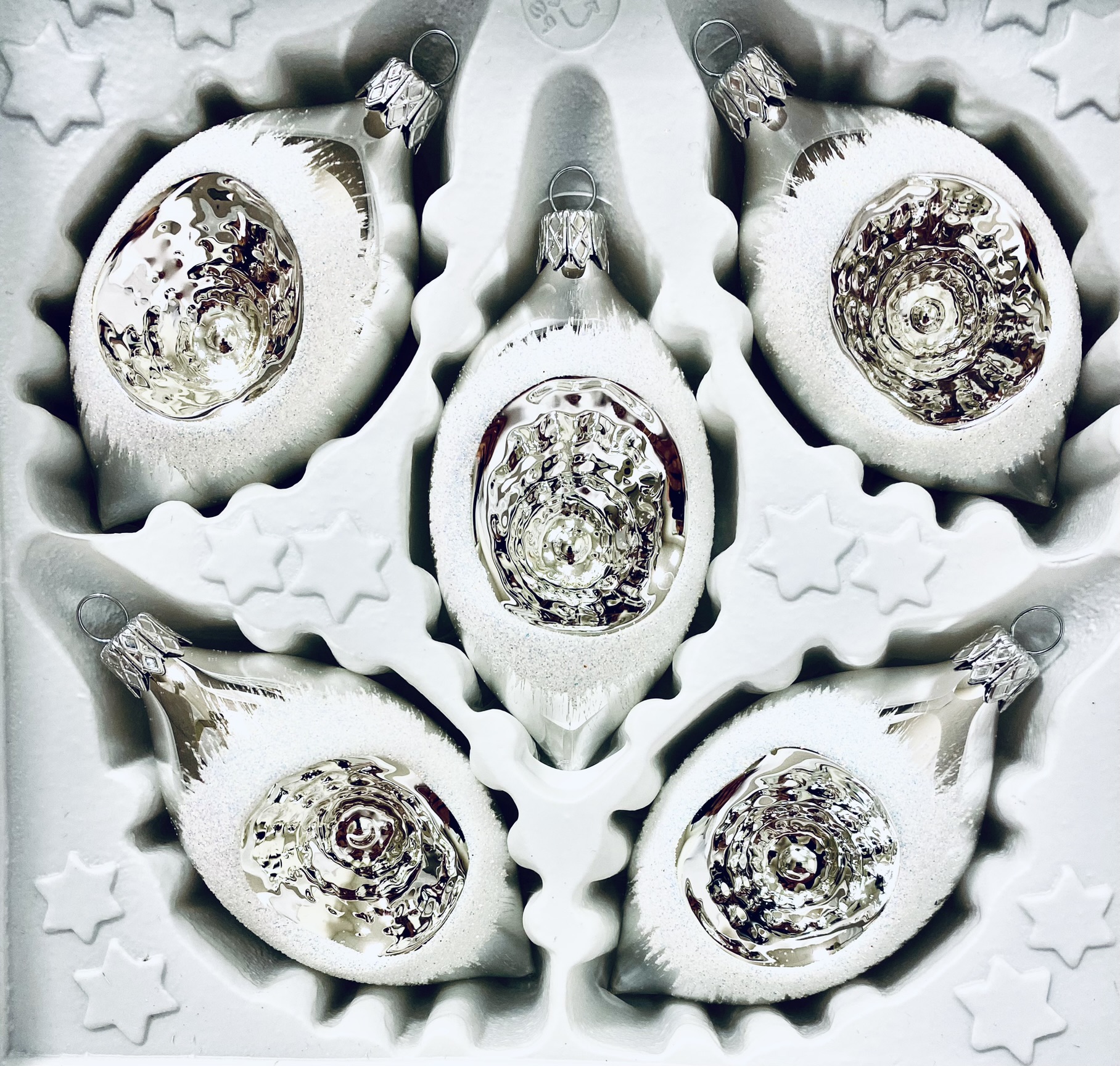 Stříbrná elegance- Sada 5 oválných stříbrných koulí s bílým dekorem, velikost 8 cm, s reflektorem Balení: 1 balení, Barva: bílá, Velikost: 8 cm