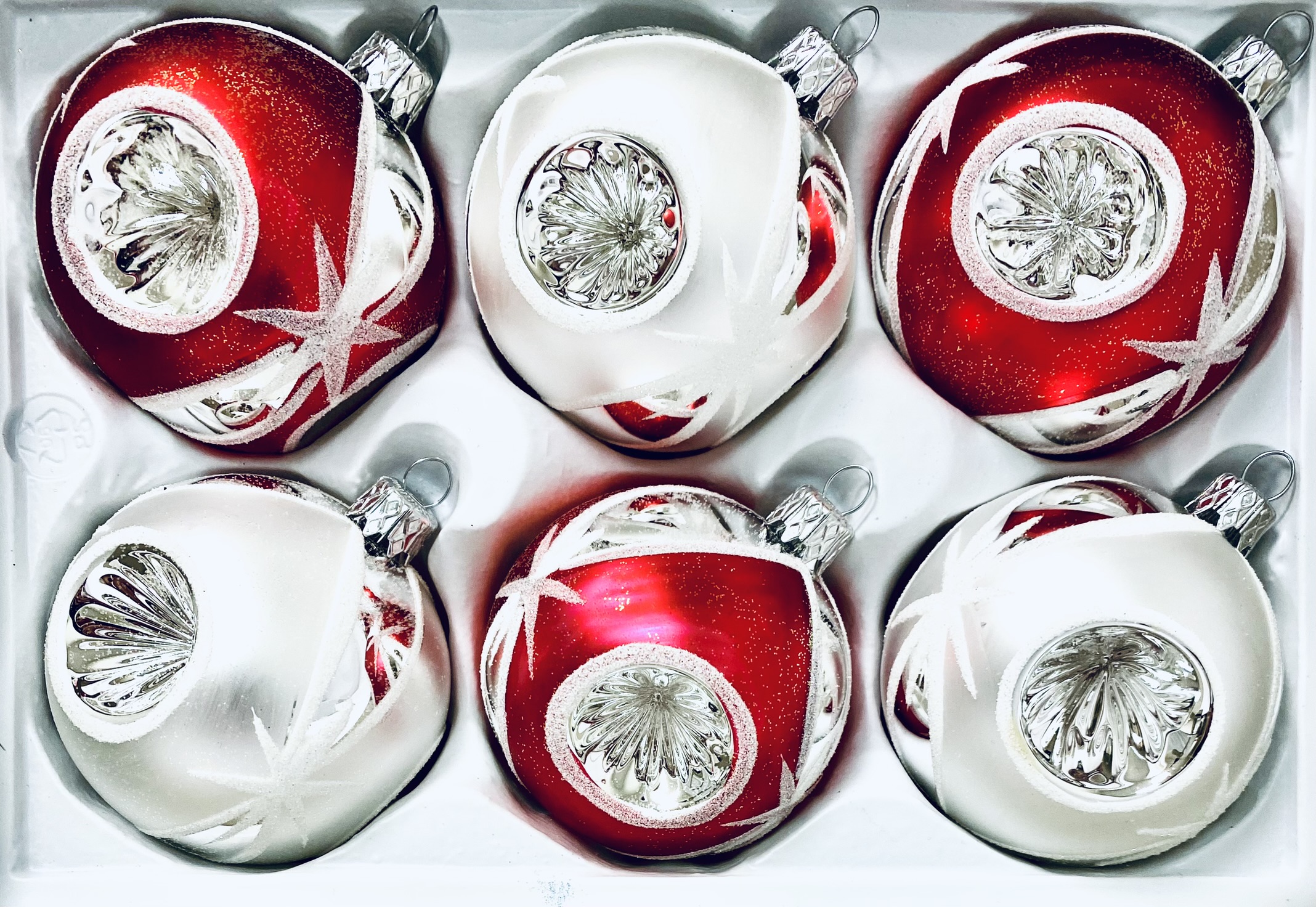 Vánoční ozdoba pro zářivé svátky - bílá a červená, 6 ks, velikost 7 cm, s reflektorem Balení: 1 balení, Barva: červená;bílá, Velikost: 7 cm