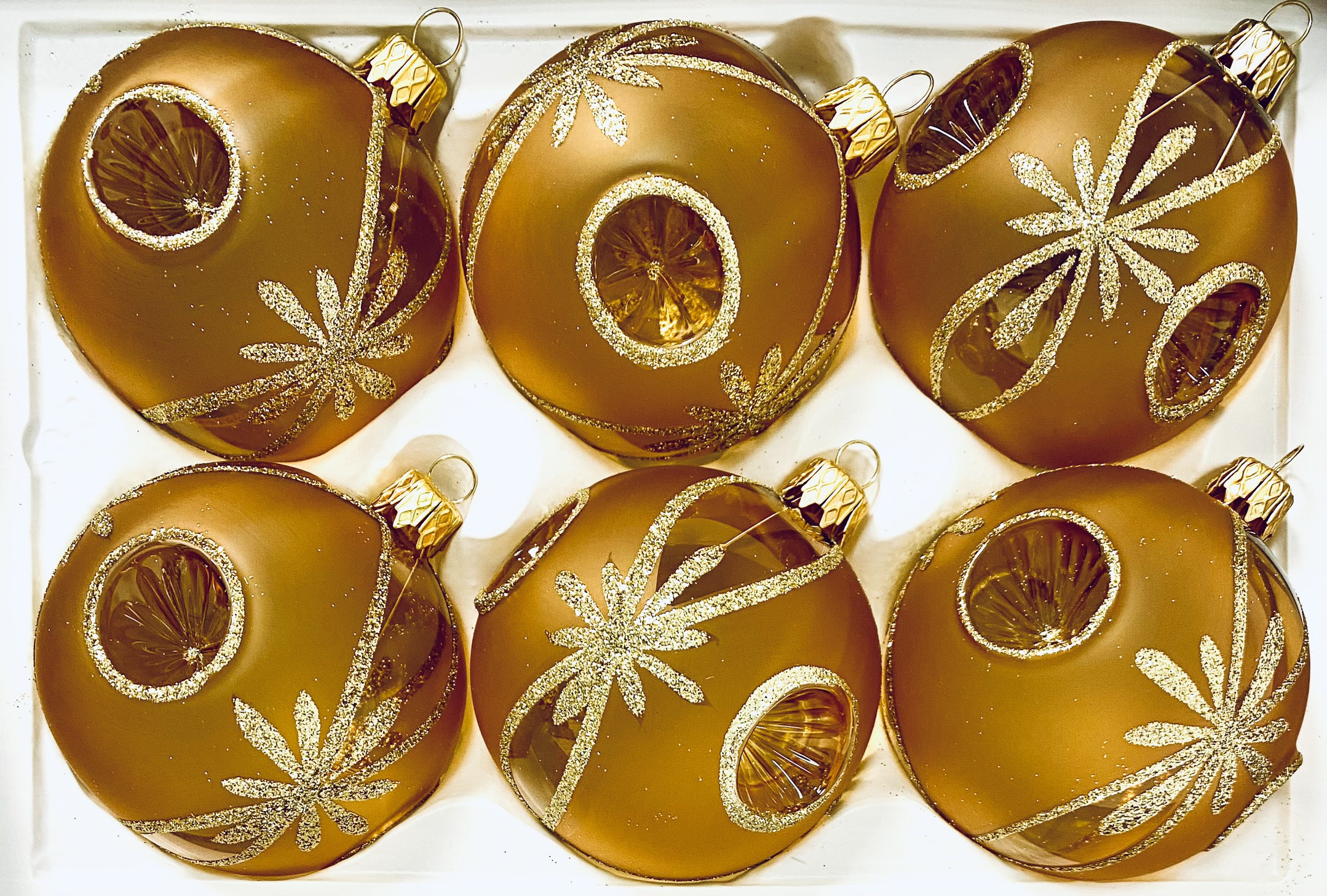 Zlatá hřejivost- Sada 6 hnědých koulí s zlatým dekorem, velikost 7 cm Balení: 1 balení, Barva: oranžová, Velikost: 7 cm