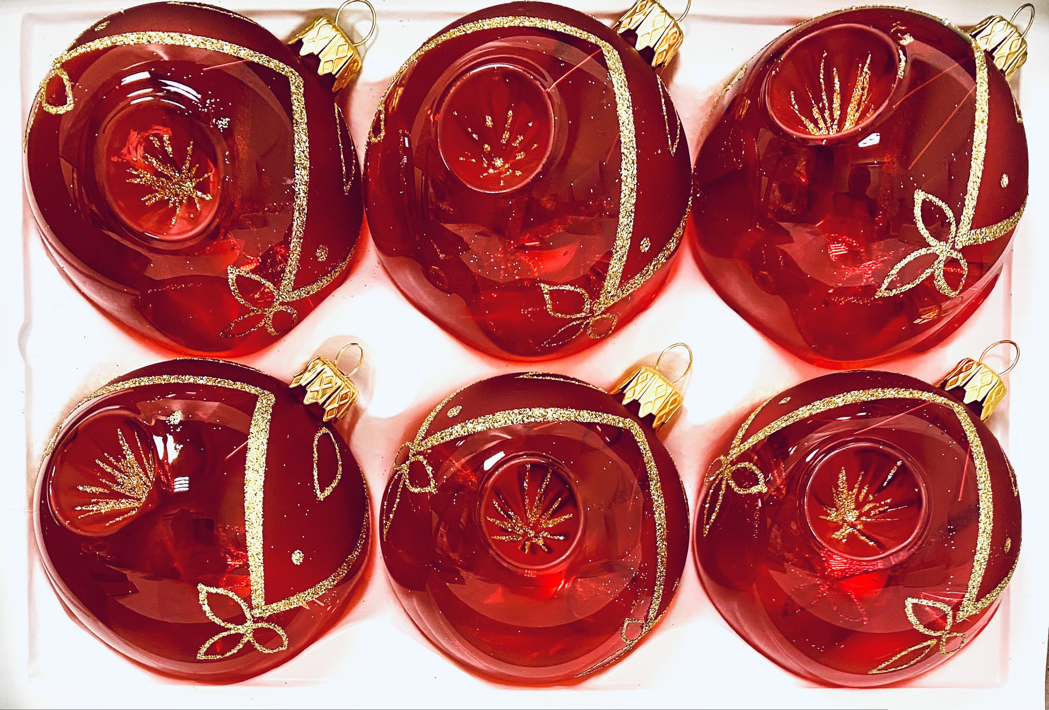 Vánoční vášeň- Sada 6 červených koulí s zlatým dekorem, velikost 7 cm Balení: 1 balení, Barva: červená, Velikost: 7 cm