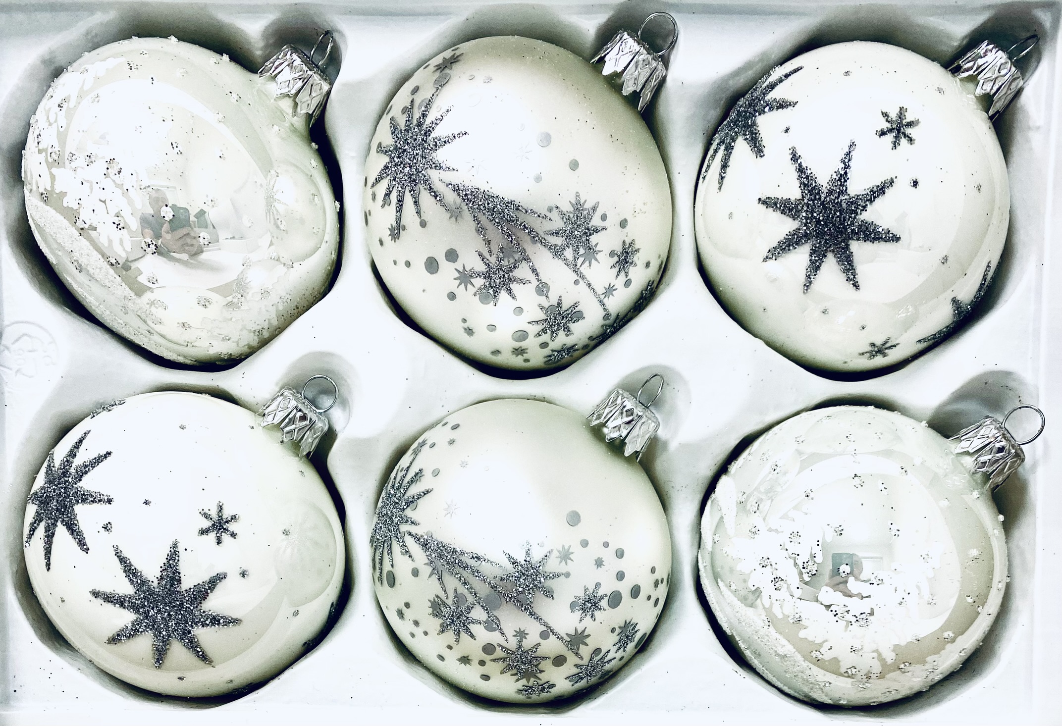 White glass baubles with silver falling star decoration (sada 6 ks) , velikost 7 cm, bílá Balení: 6 ks, Barva: bílá, Velikost: 7 cm