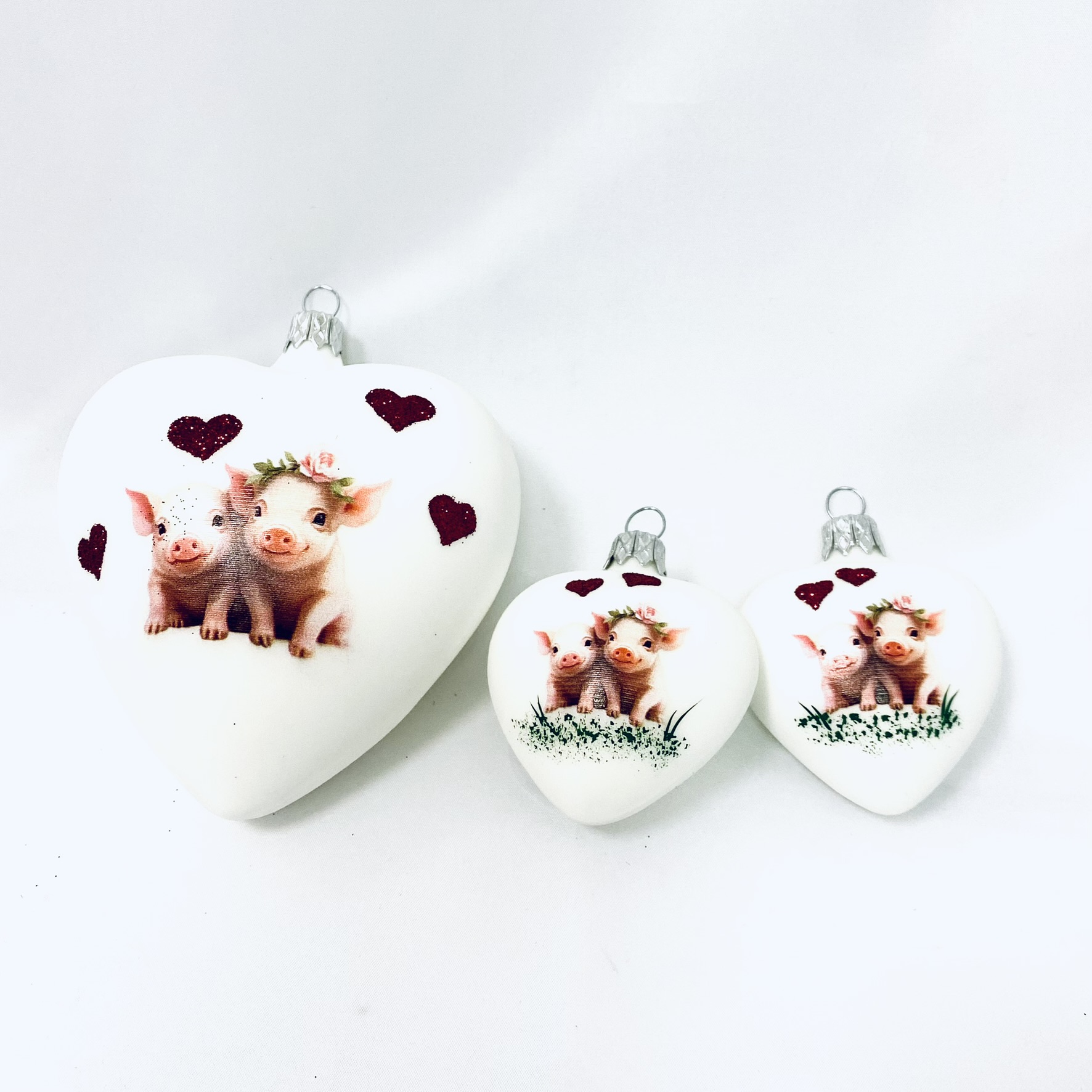 IRISA Sada skleněných srdcí s dekorem veselé prasátka – 3ks, 7 c a 13 cm, bílé