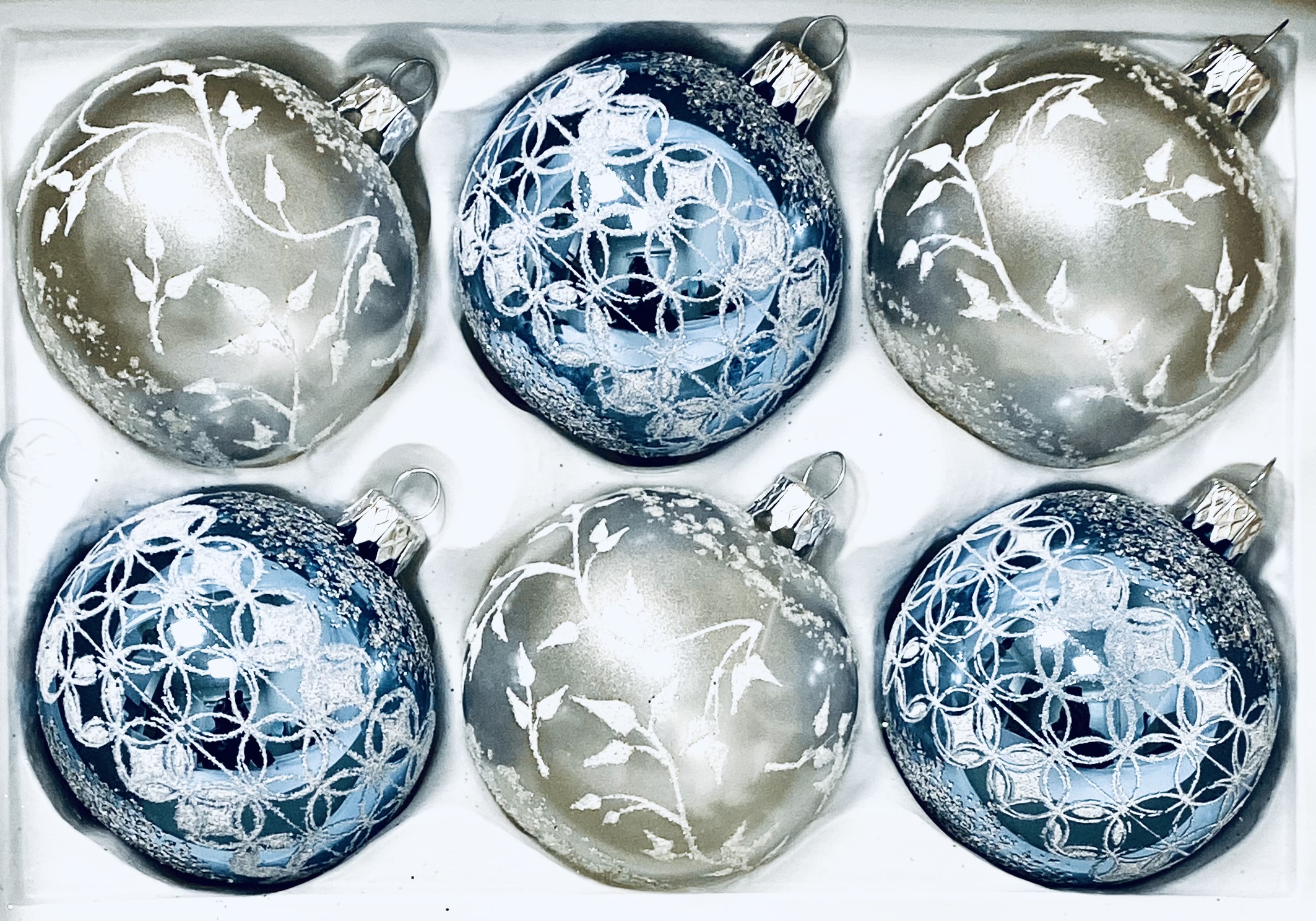Amélie Collection: Sada 6 skleněných vánočních koulí - Modré a bílé koule s dekorem Zamrzlé květy, velikost 7 cm, bílá a modrá Balení: 6 ks, Barva:…