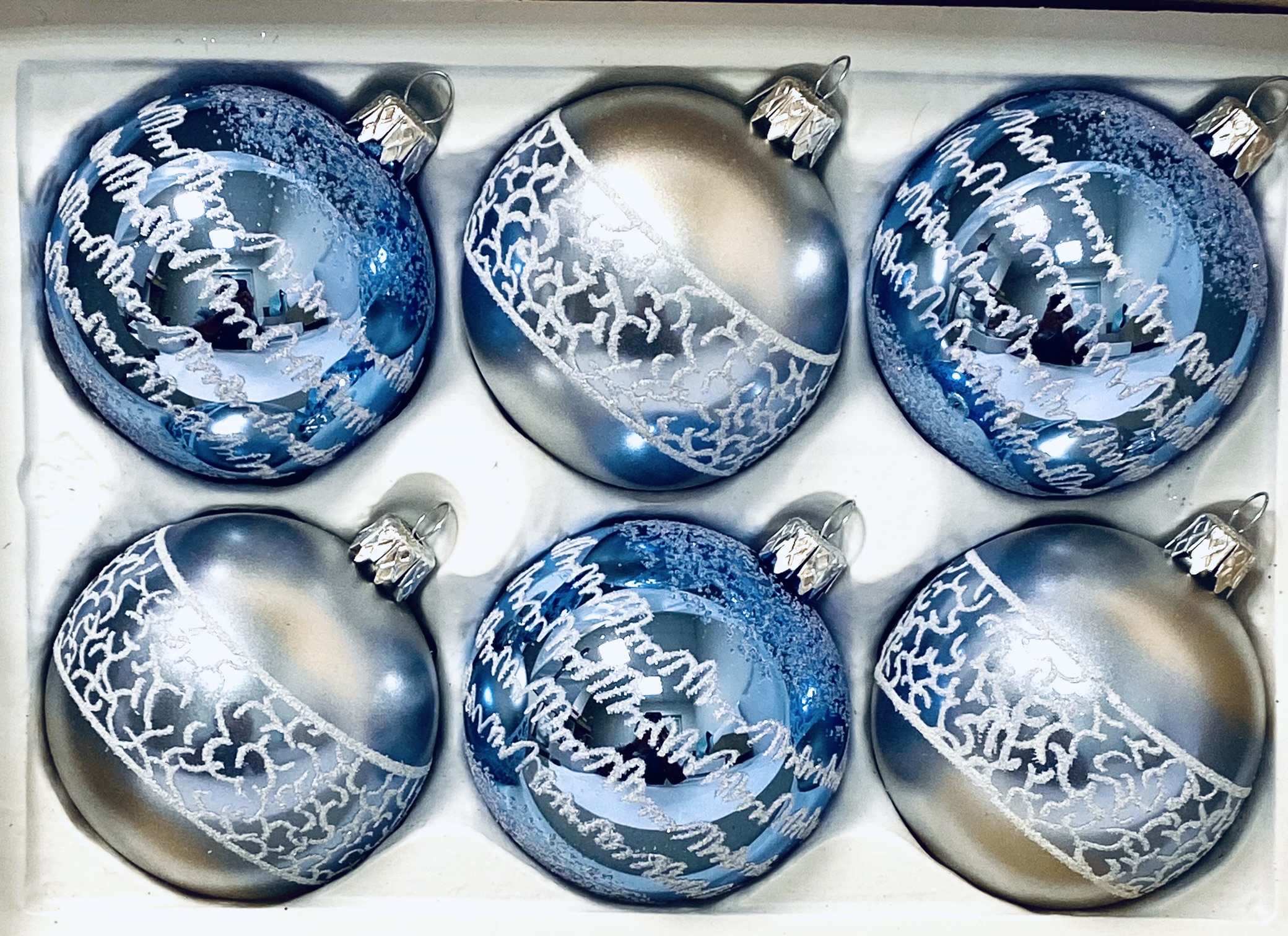 Léa Collection: Sada 6 skleněných vánočních koulí - s bílým motivem Nekonečno , velikost 7 cm, modrá a stříbrná Balení: 6 ks, Barva: modrá;stříbrná,…