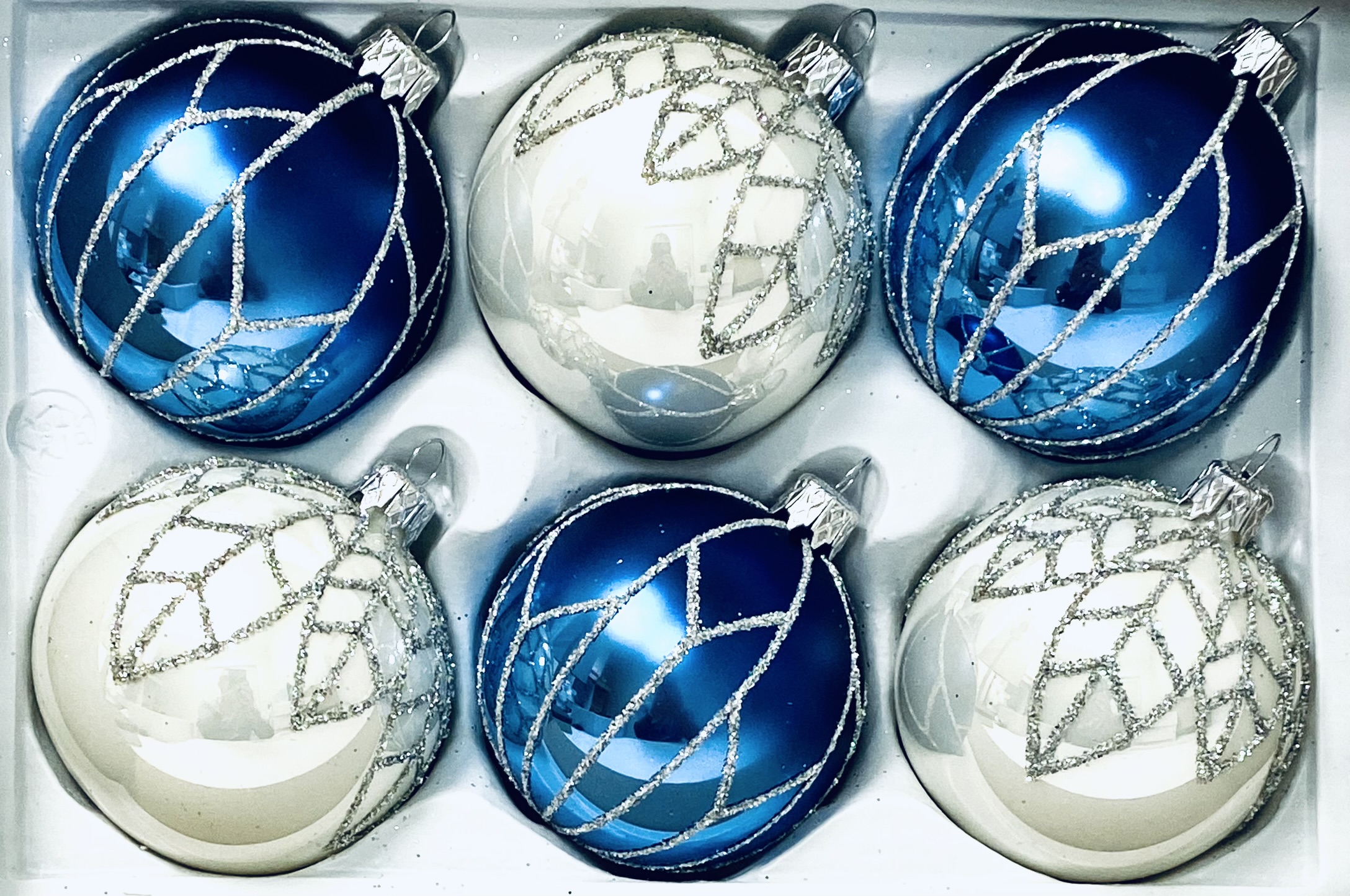 Eloise Collection: sada 6 skleněných vánočních koulí se stříbrným motivem - Jako maluje mráz, velikost 7 cm, bílá a modrá Balení: 6 ks, Barva:…