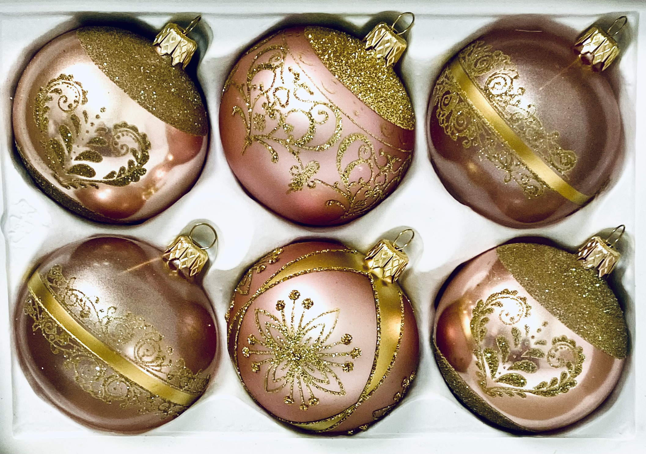 Isabelle Collection: sada 6 skleněných vánočních koulí se zlatým motivem Královské šperky , velikost 7 cm, růžová Balení: 6 ks, Barva: růžová,…