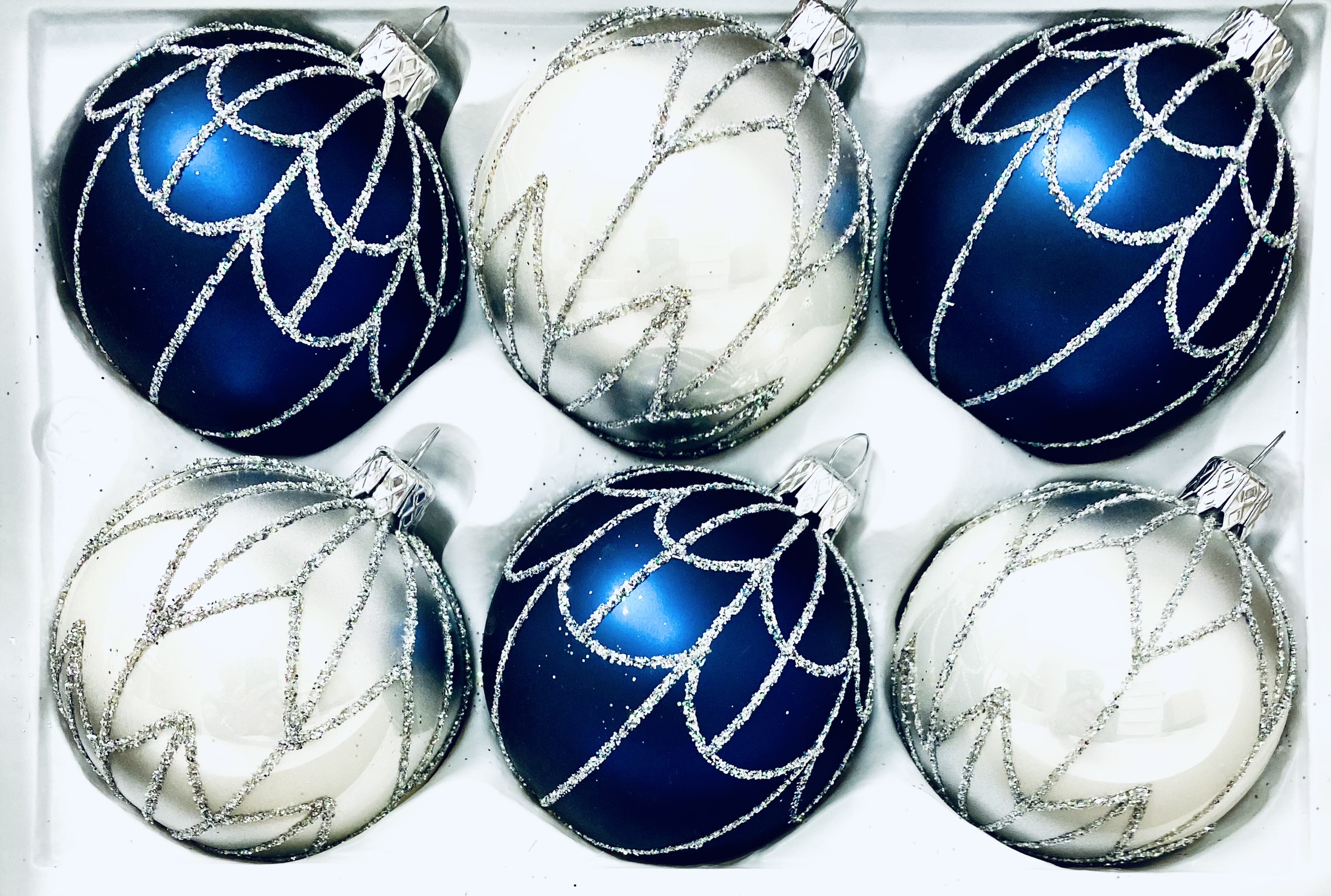 Aurora Collection: sada 6 skleněných vánočních koulí se stříbrným motivem Kouzlo Mrazu , velikost 7 cm, bílá a modrá Balení: 6 ks, Barva: bílá;modrá,…
