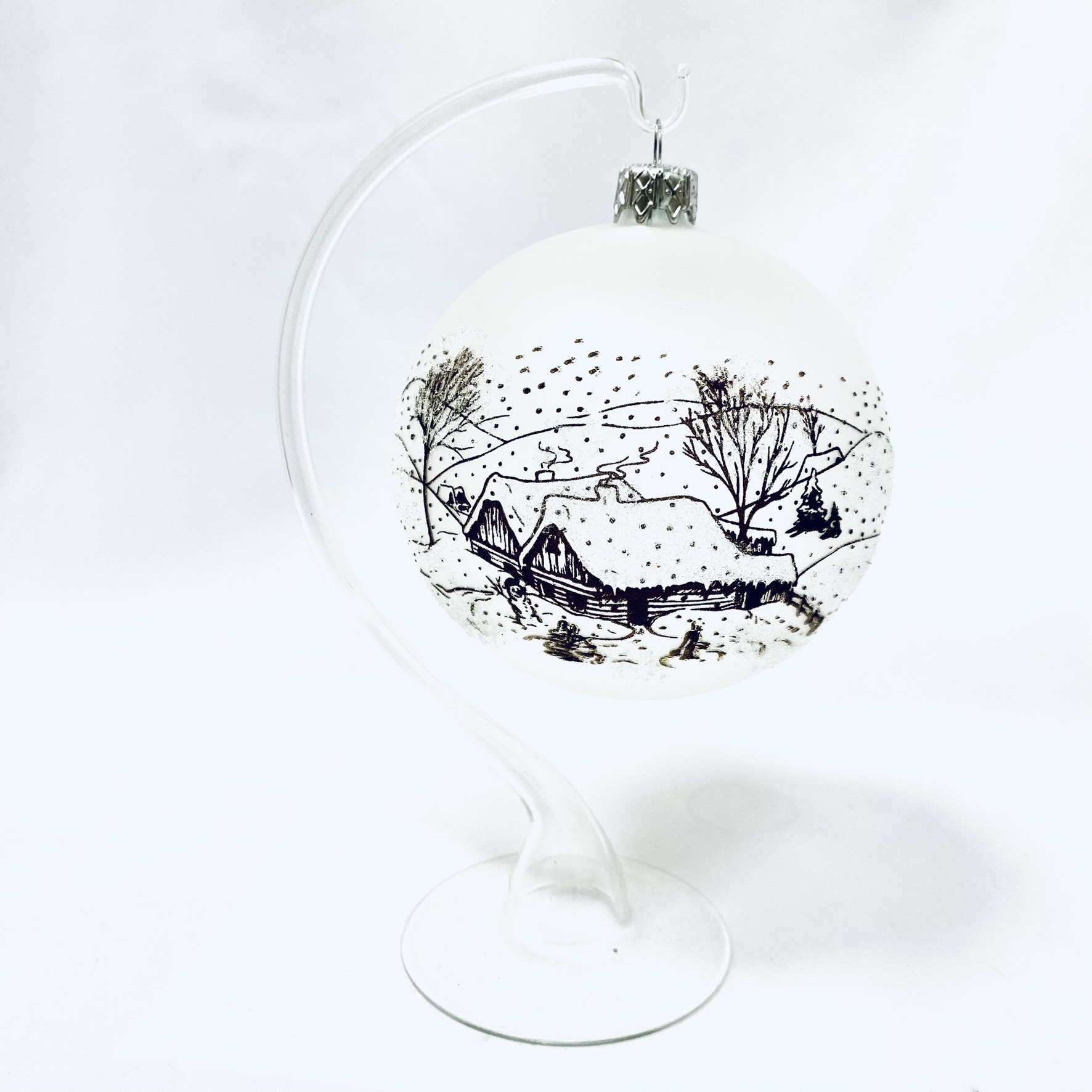 Vánoční baňka se stojánkem, ZASNĚŽENÁ CHALOUPKA dekor bílá ( velikost 10 cm ) Balení: 1ks, Barva: bílá, Velikost: 10 cm
