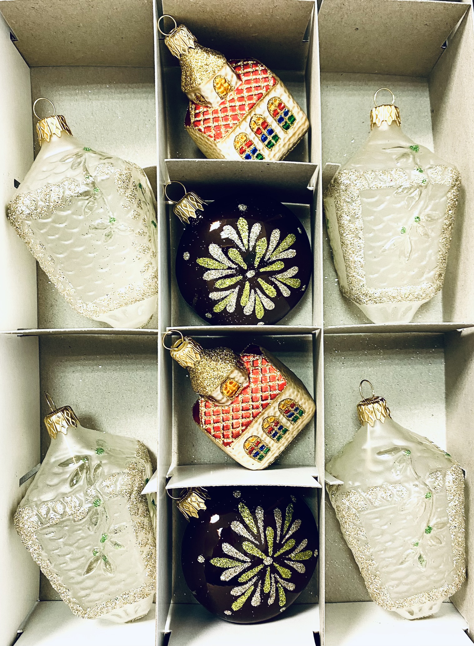 Irisa Winter elegance set - Vánoční kolekce s lucernami, kostelíky a květinovými koulemi , set 8 ks Balení: 8 ks, Barva: bílá;zlatá;černá, Velikost:…