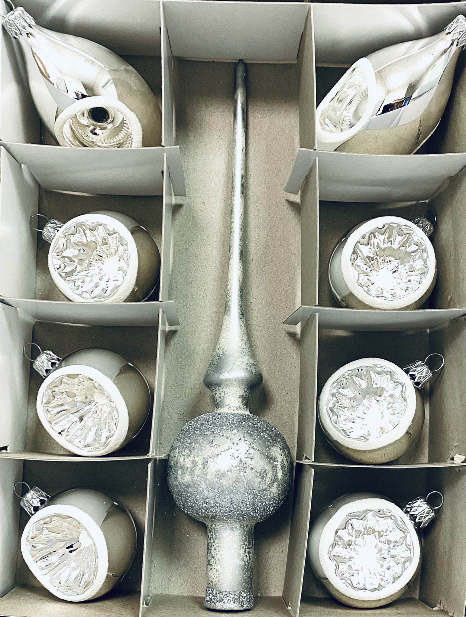 Irisa Silver retro elegance set - Speciální stříbrná vánoční kolekce s koulemi, olivami a špicí , set 9 ks, velikost 6 a 8 cm špice 26 cm Balení: 9…
