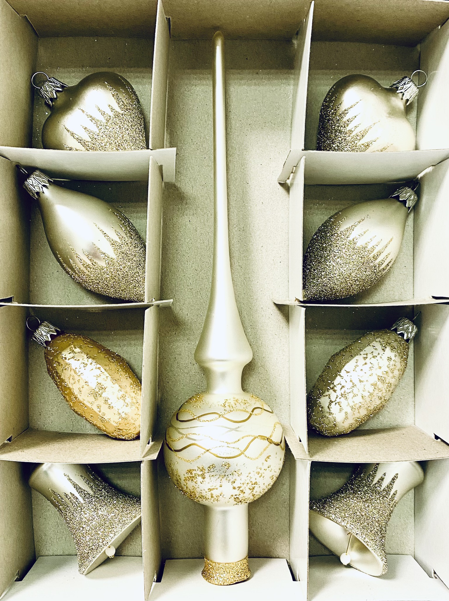 Irisa Silver & Gold elegance set - stříbrná vánoční kolekce s zlatým dekorem , set 9 ks, velikost 6 a 7 cm špice 26 cm Balení: 9 ks, Barva:…