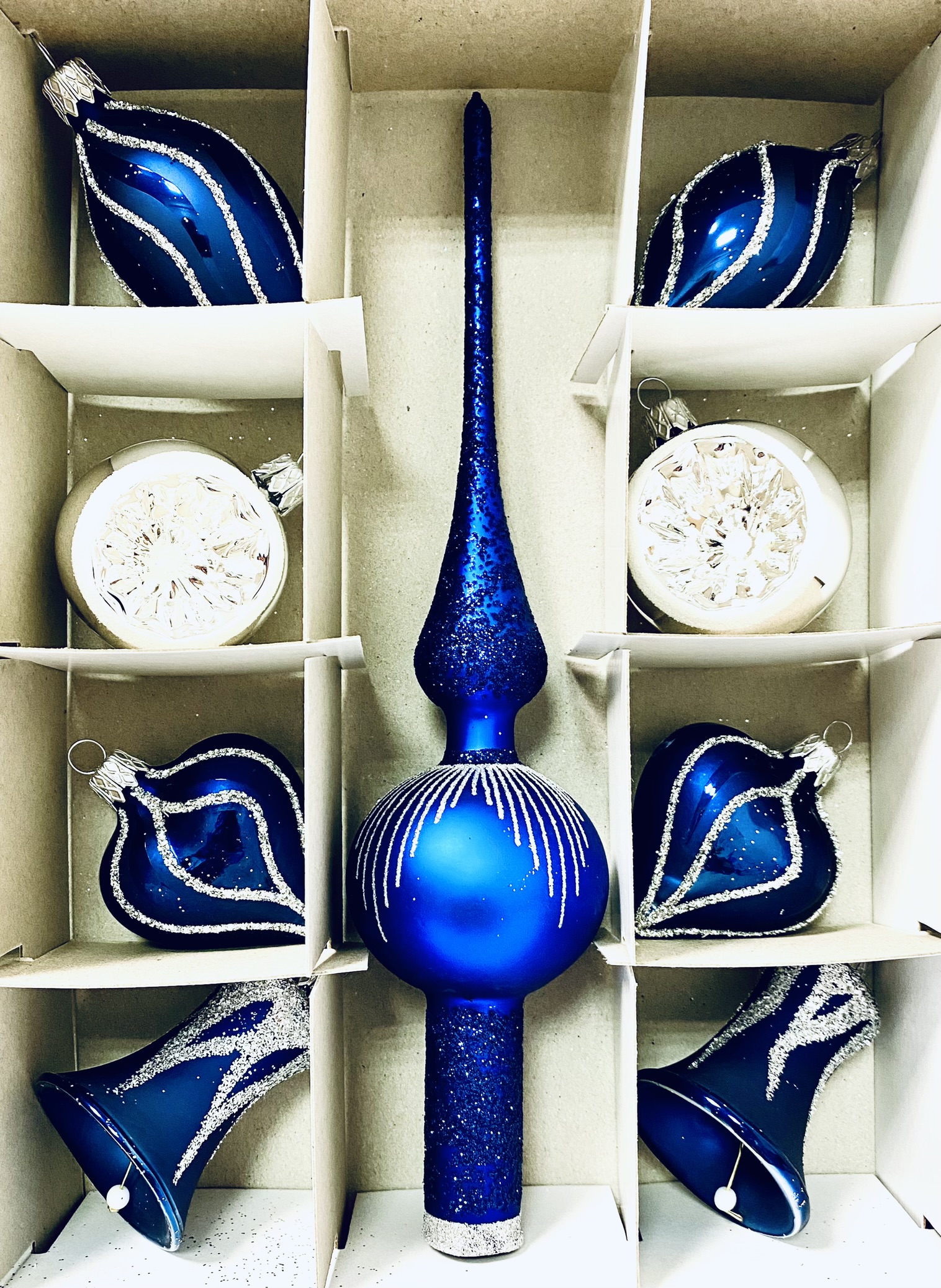 Irisa Royal blue majesty set - Královská modrá vánoční kolekce s dekorem stříbra , set 9 ks, velikost 6 a 7 cm špice 26 cm Balení: 9 ks, Barva:…
