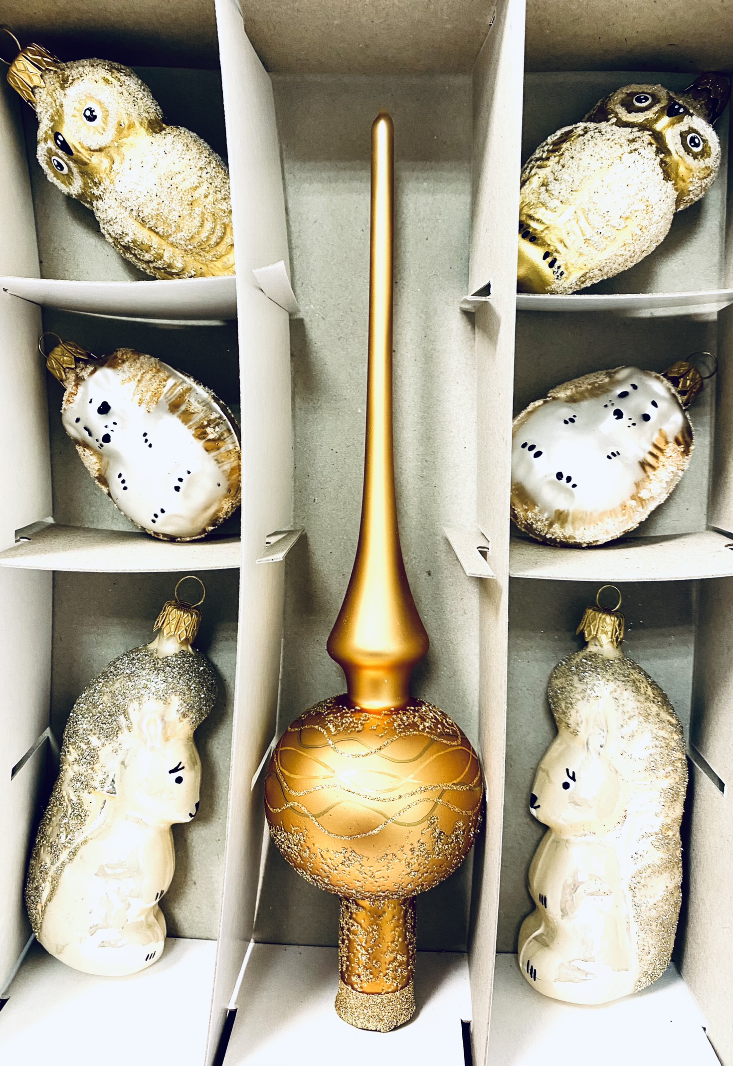 Irisa White & Gold harmony set - bílo-zlatá vánoční kolekce s lesními motivy , set 9 ks, velikost 7 a 8 cm špice 26 cm Balení: 9 ks, Barva: bílá,…