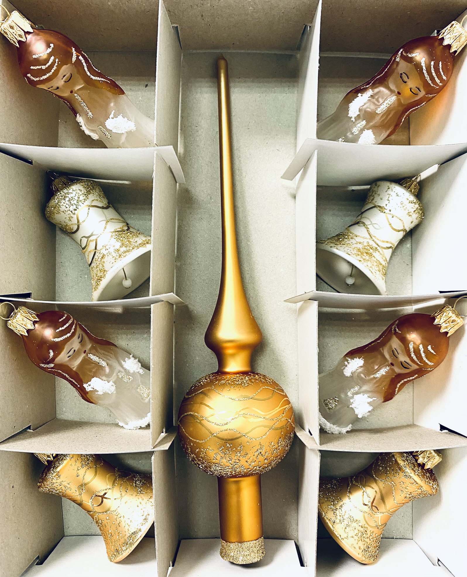 Irisa Enchanted fairy set - bílo-zlatá vánoční kolekce s vílami a zvonky , set 9 ks, velikost 7 cm špice 26 cm Balení: 9 ks, Barva: bílá;zlatá,…