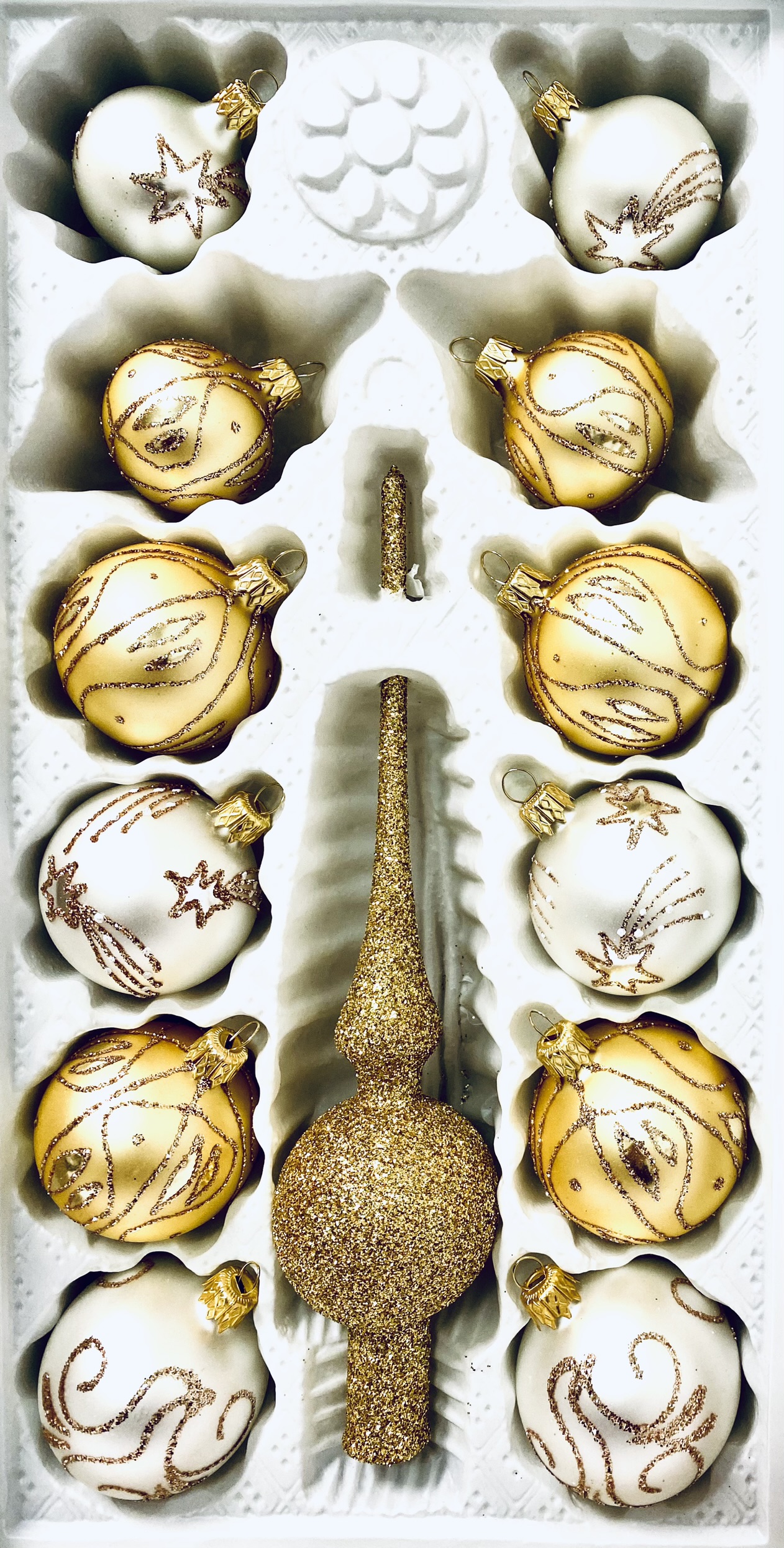 Irisa Stella's golden symphony collection: Zlatá špice a koule plné hvězd a tradice - bílo zlaté , 13 ks Balení: 13 ks, Barva: bílá;zlatá, Velikost:…