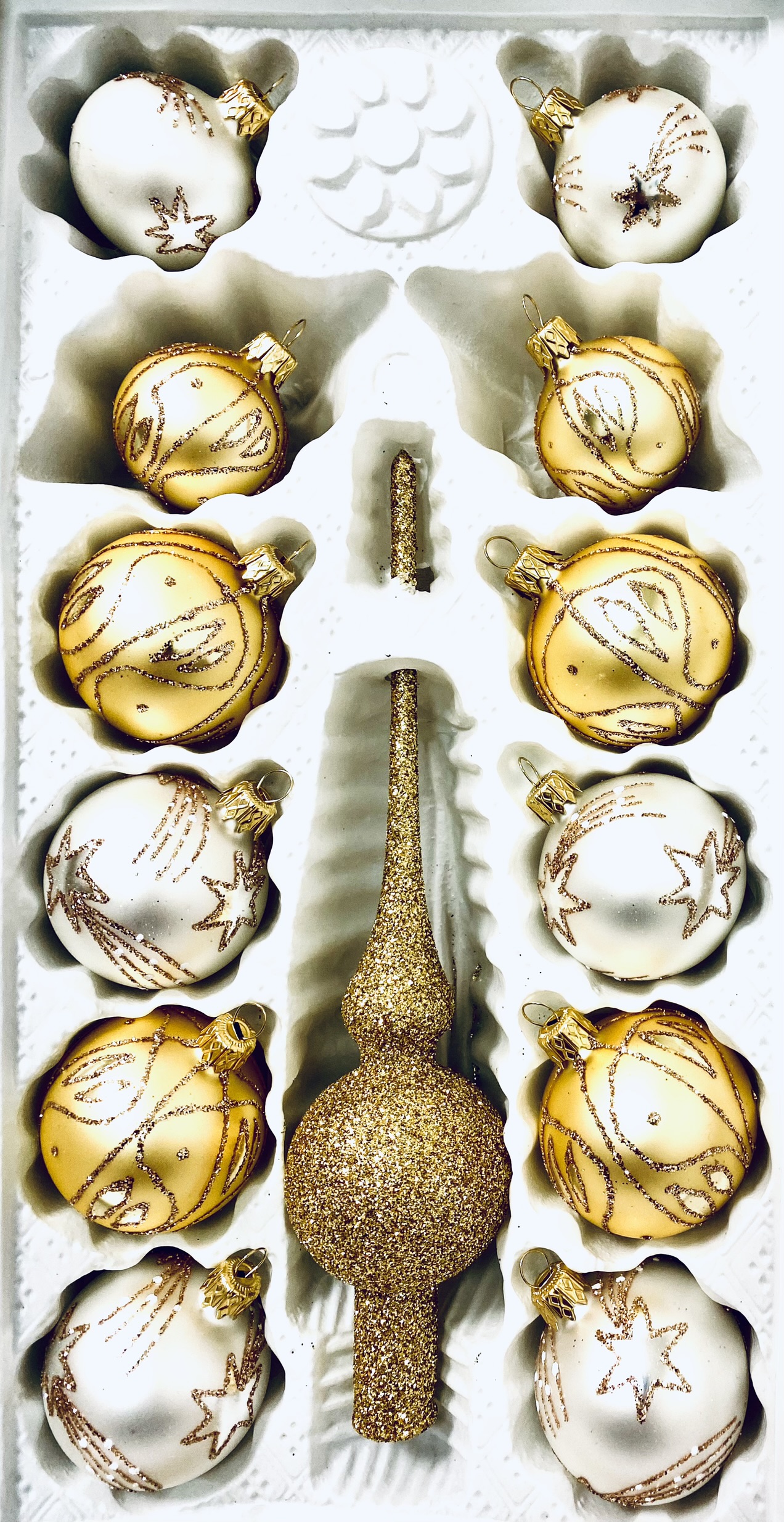Irisa Aurora's celestial elegancen: Zlatá špice a koule plné hvězd a tradice - bílo zlaté , 13 ks Balení: 13 ks, Barva: bílá;zlatá, Velikost: 5 cm;…