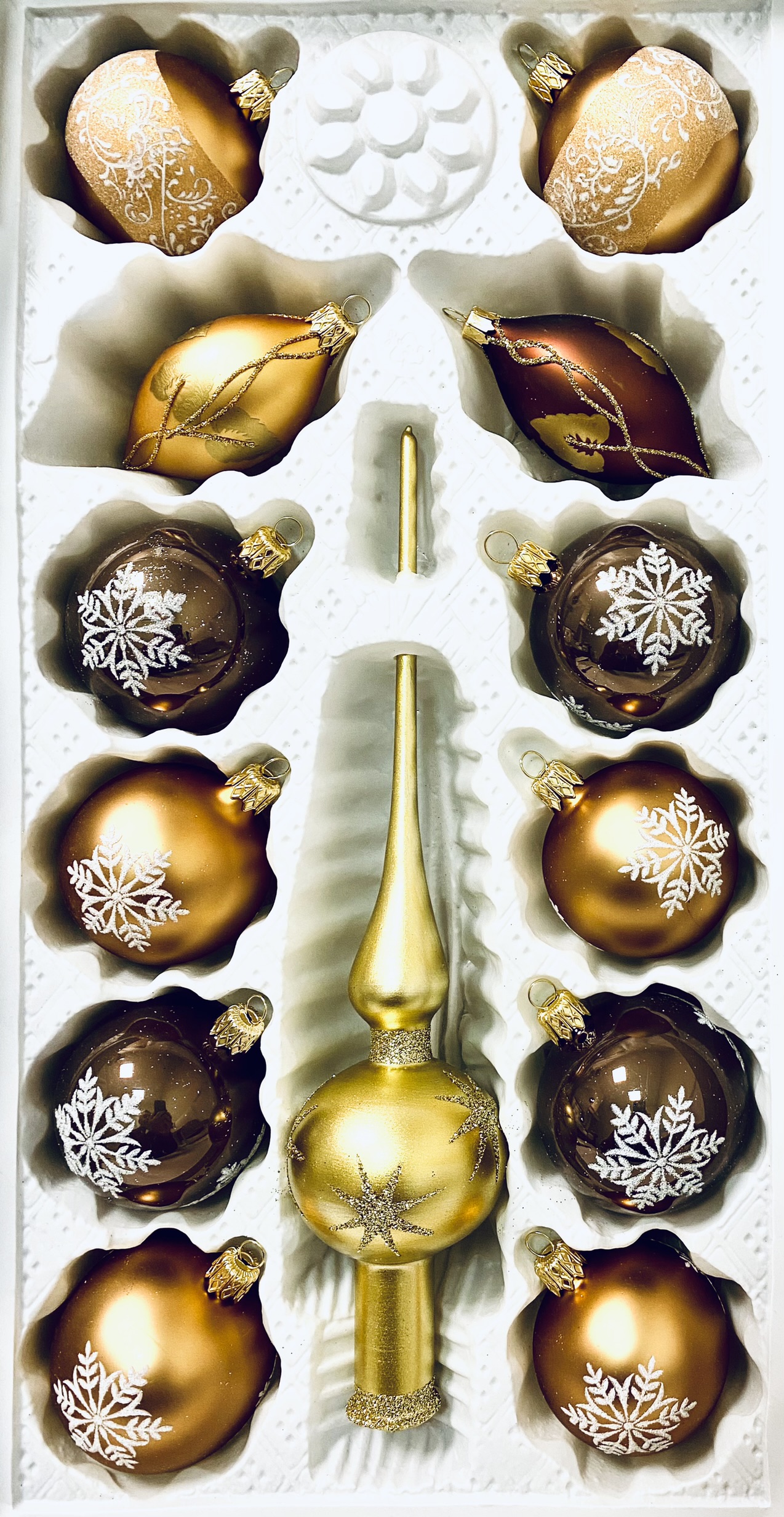 Irisa Zimní pohádka - kolekce Zlatého lesa: zlatá špice a koule plné vloček - hnědé,zlaté , 13 ks Balení: 13 ks, Barva: hnědá;zlatá, Velikost: 6 cm;…