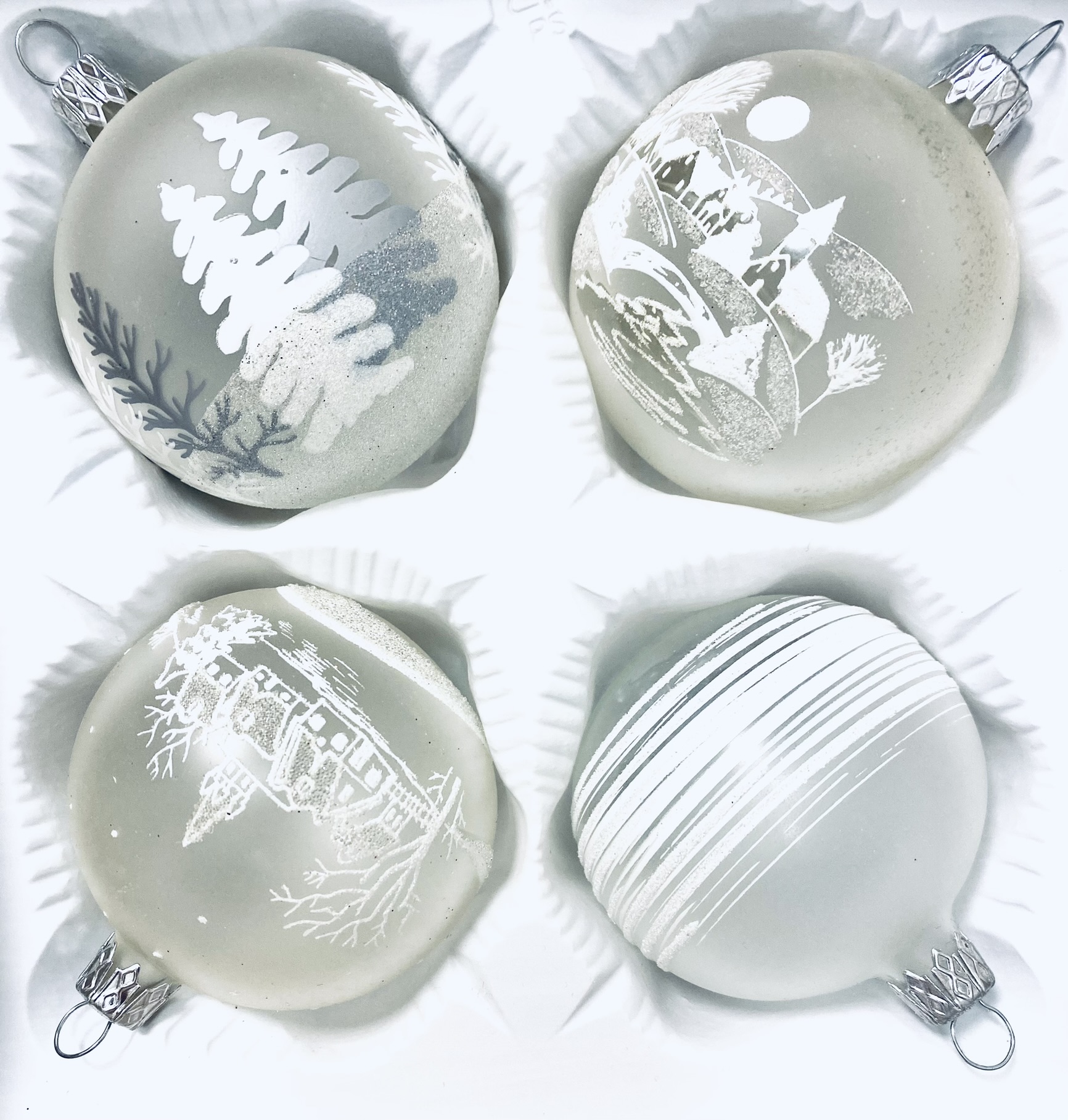 IRISA Zimní pohádka: Skleněná vánoční sada - Bílá krása ve 4 Kusech (Velikost 7 cm) Balení: 4 ks, Barva: bílá, Velikost: 7 cm