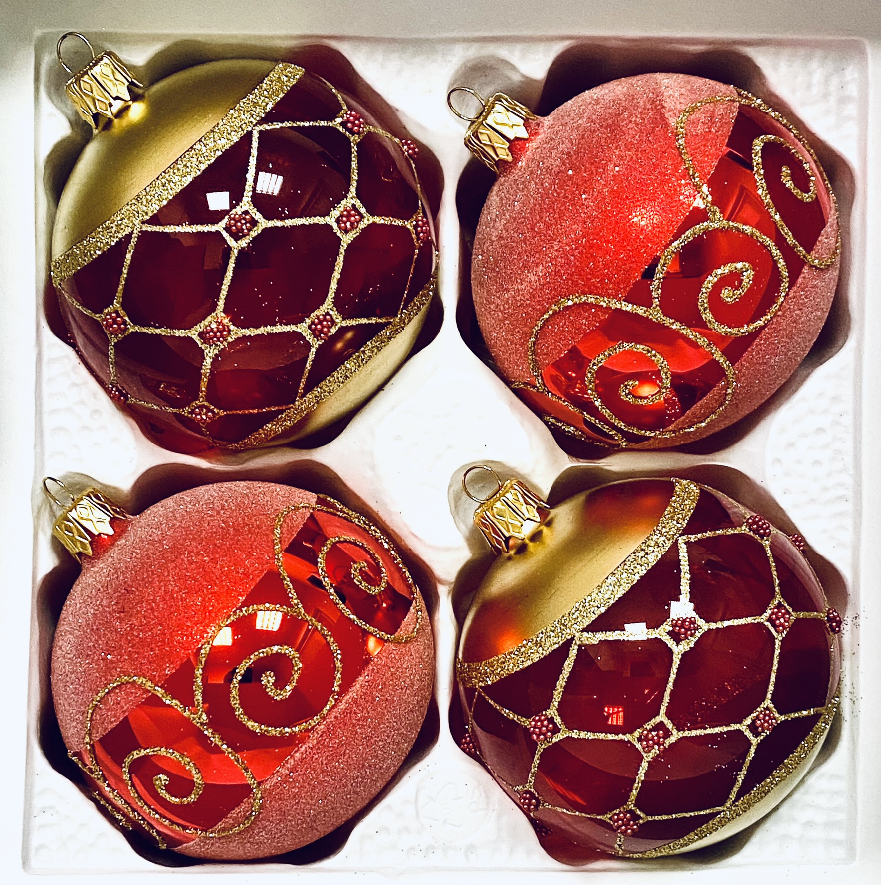 IRISA Královská nokturna: Skleněná vánoční Sada - Červené poklady se zlatým dekorem (Velikost 8 cm, 4 ks) Balení: 4 ks, Barva: červená, Velikost: 8 cm