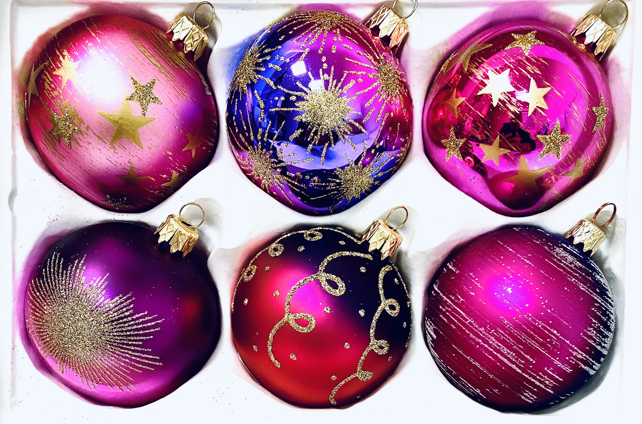 Den vítězství : sada 6 skleněných vánočních koulí se zlatým motivem , velikost 7 cm, růžová,fialová Balení: 6 ks, Barva: růžová;fialová, Velikost: 7…