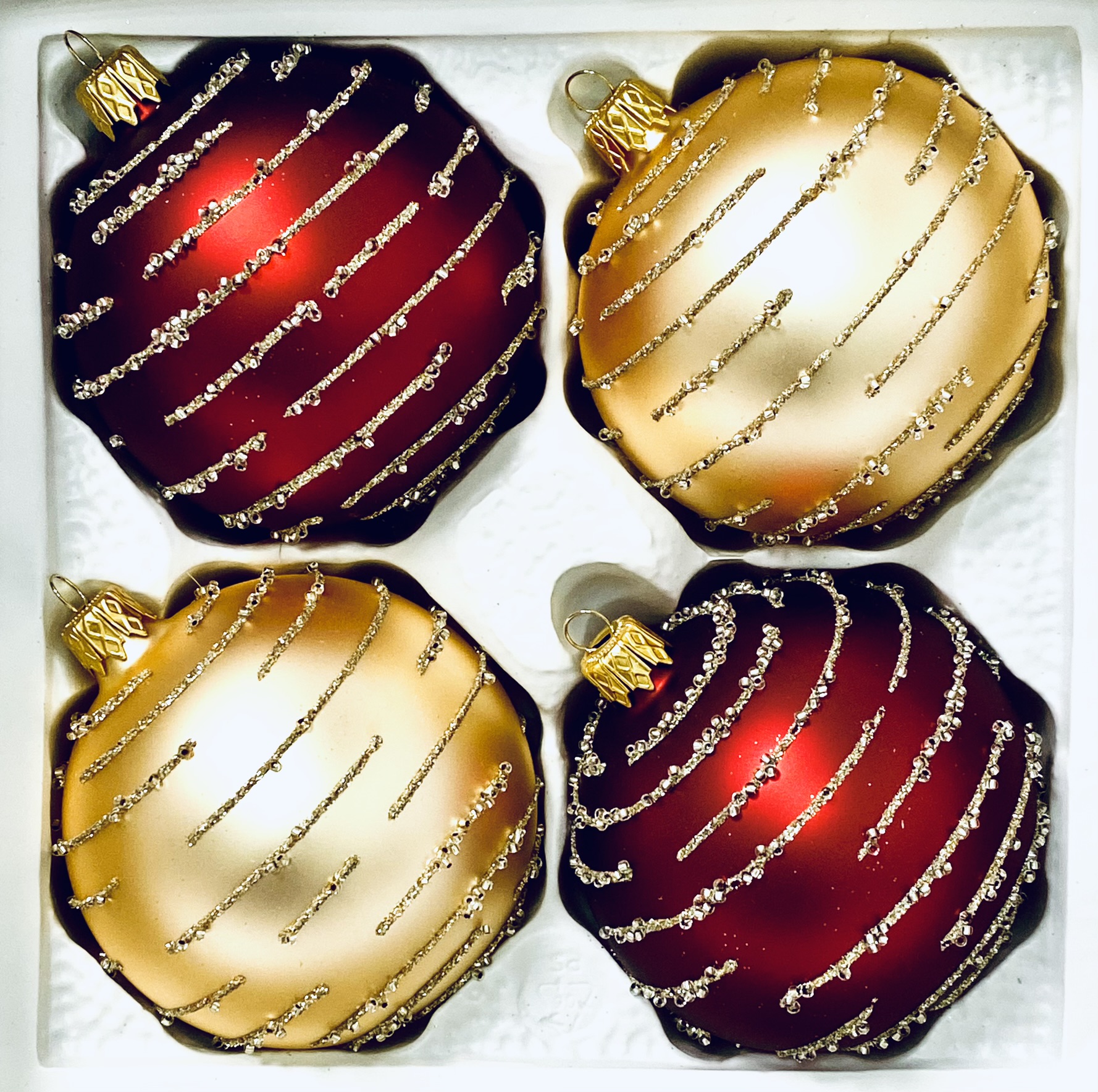 IRISA Ranní mlha ve zlatě a červeni: Skleněná vánoční sada 4 ks (Velikost 7 cm) Balení: 4 ks, Barva: zlatá;červená, Velikost: 7 cm