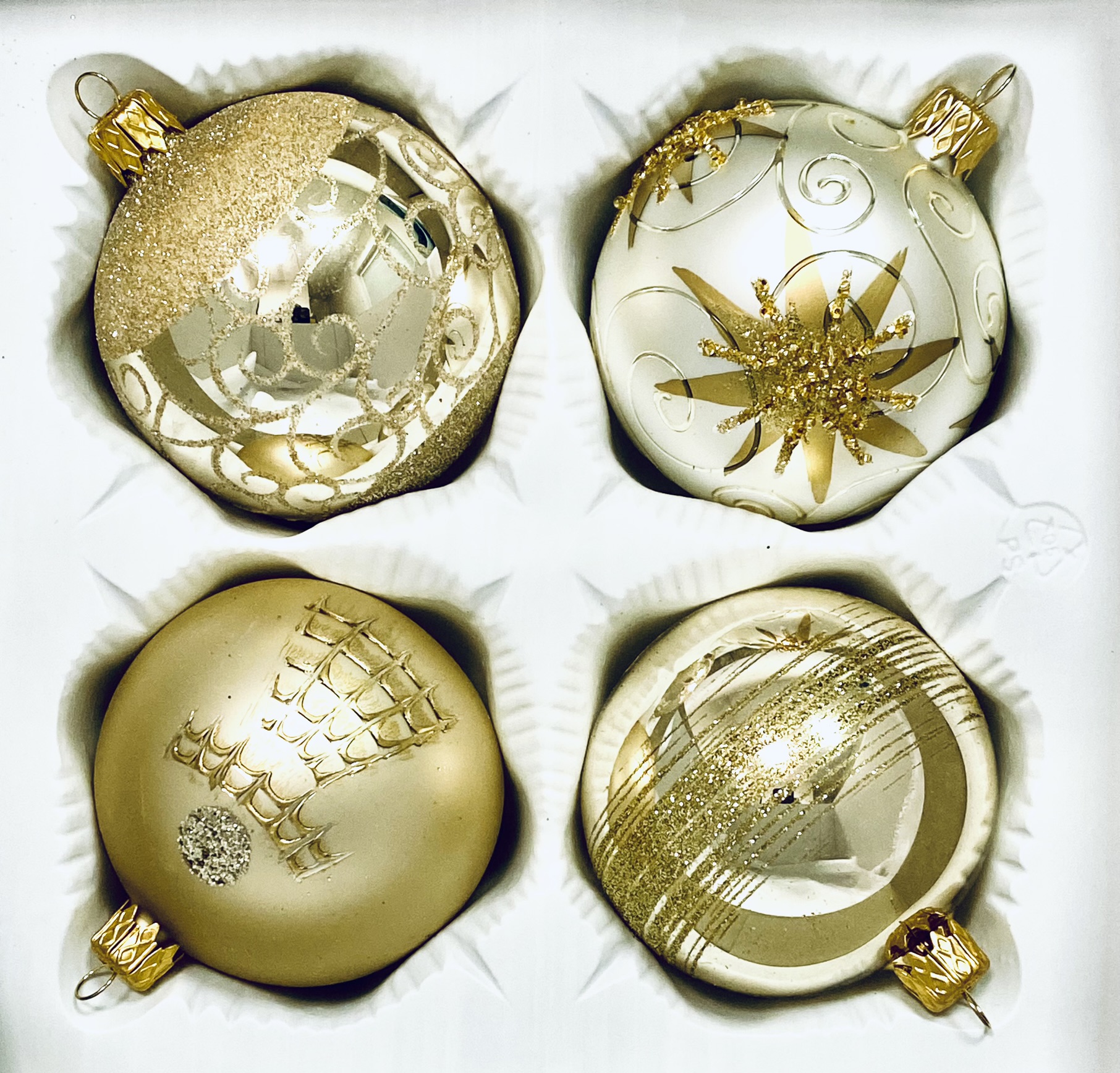 IRISA Nebeská zlatá vánoční sada: 4 kusech (Průměr 7 cm) Balení: 4 ks, Barva: zlatá, Velikost: 7 cm