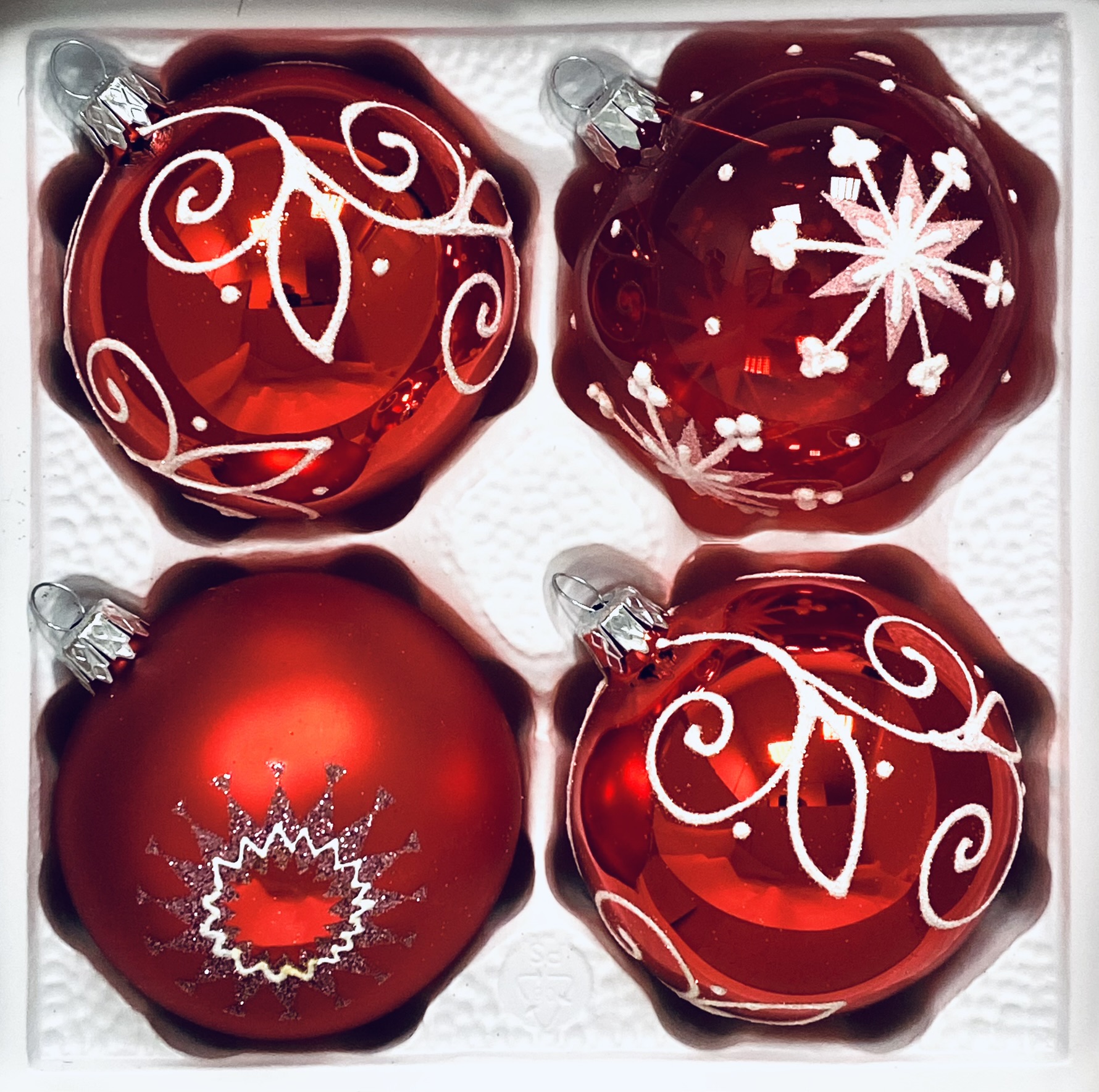 IRISA Červené zimní pohádky: Luxusní vánoční sada (Velikost 7 cm, 4 ks) Balení: 4 ks, Barva: červená, Velikost: 7 cm