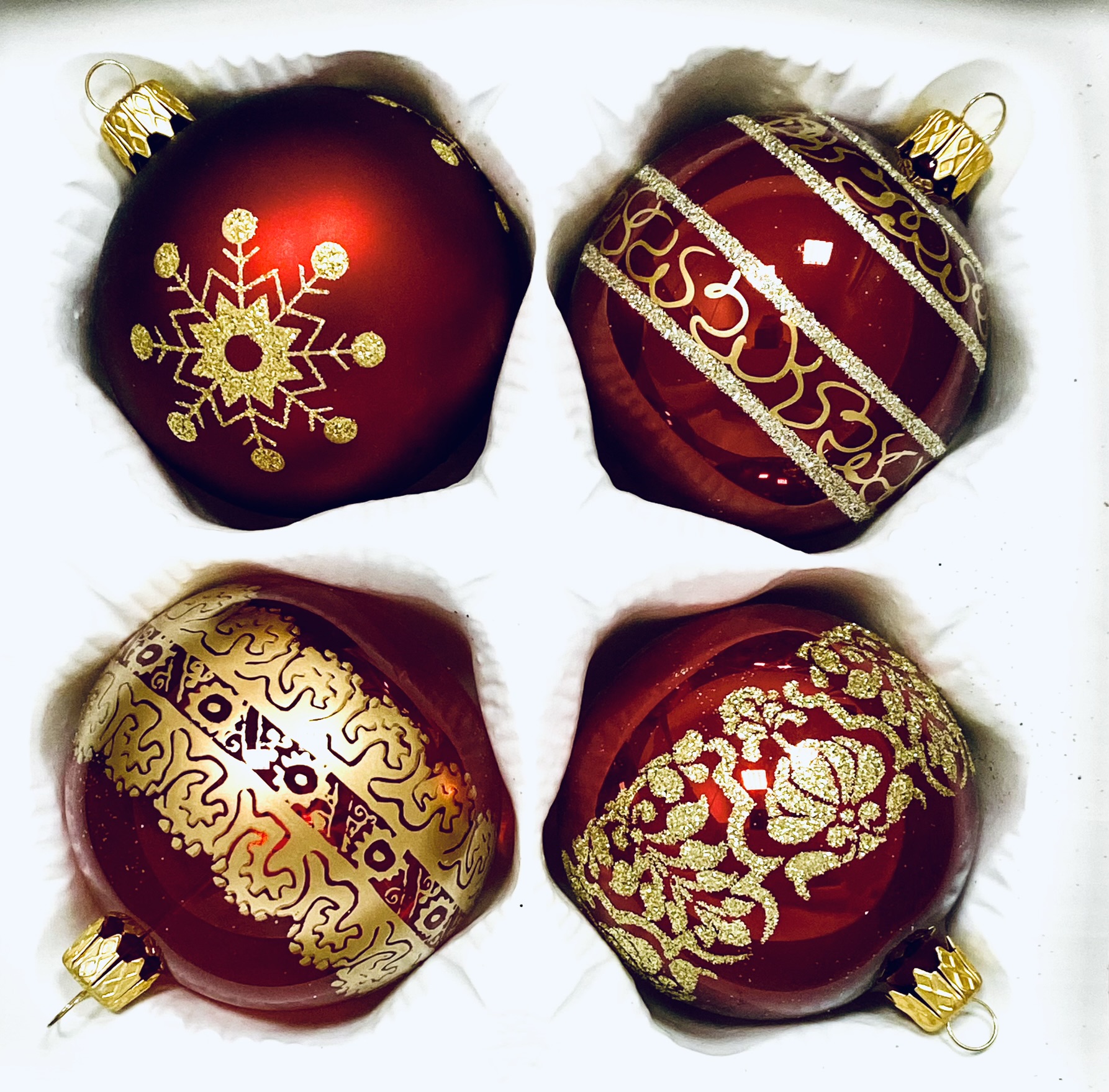 IRISA Zlatá vánoční harmonie: Skleněná sada červených koulí od umělkyně (Velikost 7 cm, 4 ks, červená) Balení: 4 ks, Barva: červená, Velikost: 7 cm