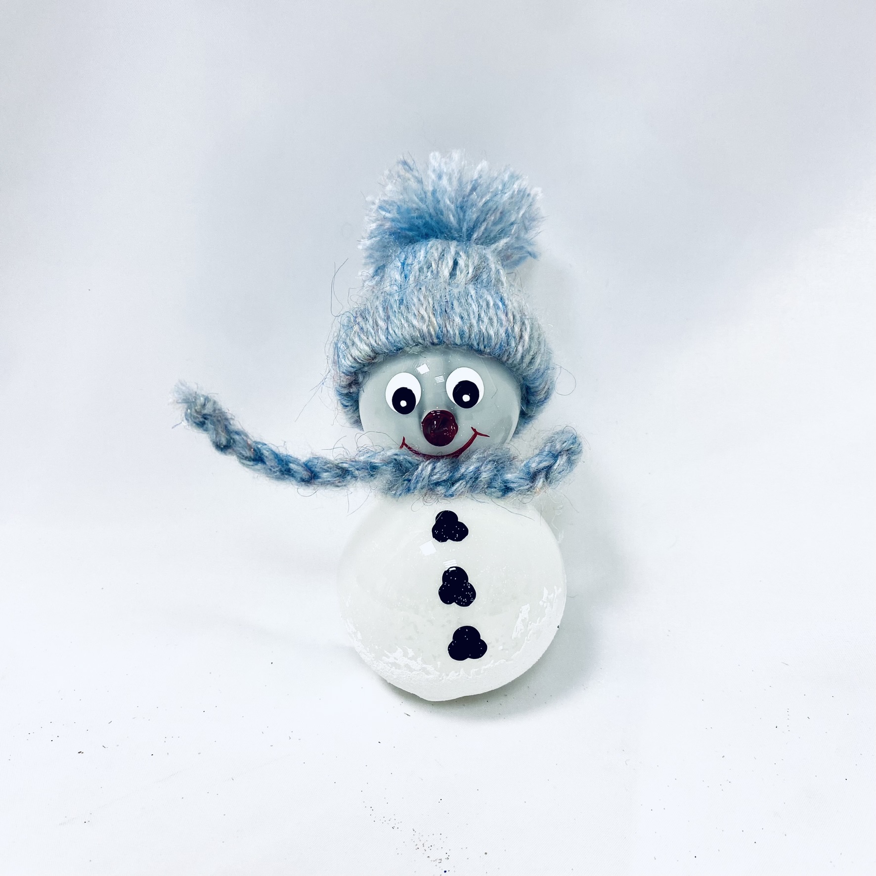 Irisa Vánoční skleněná figurka SNĚHULÁK RUDOLF s modrobílou čepicí a šálou 1 ks (bílá, velikost 12 cm ) Barva: bílá