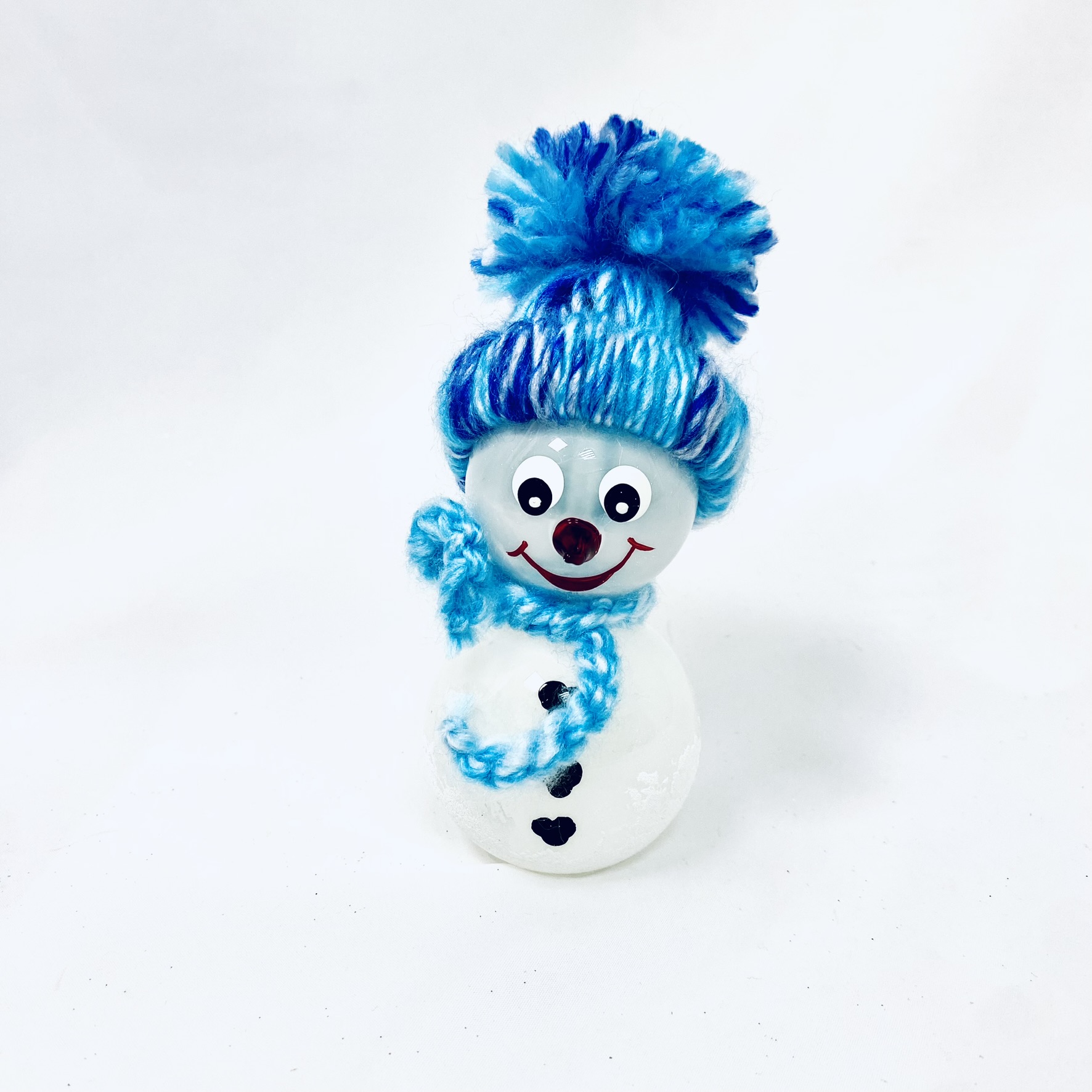 Irisa Vánoční skleněná figurka SNĚHULÁK MILOŠ s kombinací světle a tmavě modré čepice a šály- 1 ks (bílá, velikost 12 cm ) Barva: bílá