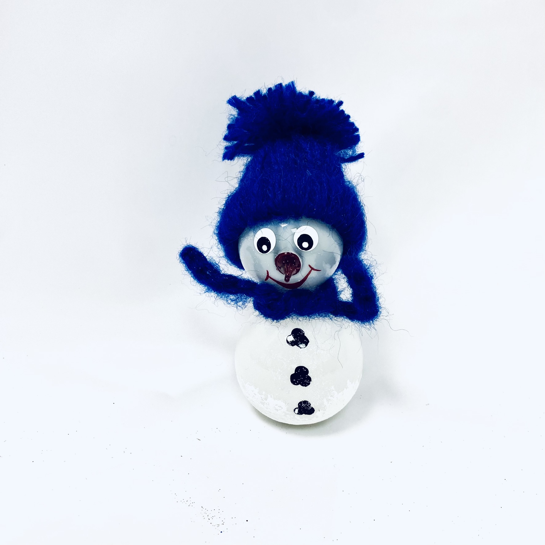 Irisa Vánoční skleněná figurka SNĚHULÁK SNĚHULÁK KAREL s tmavě modrou čepicí a šálou - 1 ks (bílá, velikost 12 cm ) Barva: bílá