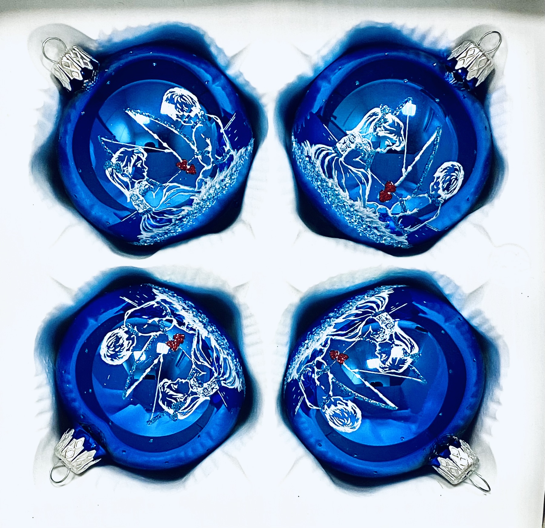 IRISA Modré koule lásky: Sada skleněných ozdob s malovanou zamilovanou dvojicí' velikost 7 cm, sada 4 ks, modrá Balení: 4ks, Barva: modrá, Velikost:…