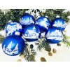 Irisa Vánoční skleněná sada MODRÁ LHOTA modré koule s dekorem vesnička 7 cm, SET 12 ks A