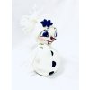 Začarovaný sněhulák: Úsměv vánočního zázraku s bílou čepicí, 18 cm