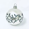 Sada skleněných vánočních koulí Vivienne - bílé a červené se stříbrným dekorem jmelí (Sada 6 ks, Velikost 7 cm) a