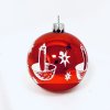Sada skleněných vánočních koulí Rudo-bílé svátky - červená se bílým dekorem plovoucích svíček, dárků a vloček (Sada 6 ks, Velikost 7 cm) a