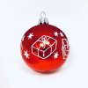 Sada skleněných vánočních koulí Rudo-bílé svátky - červená se bílým dekorem plovoucích svíček, dárků a vloček (Sada 6 ks, Velikost 7 cm) aa