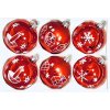 Sada skleněných vánočních koulí Rudo-bílé svátky - červená se bílým dekorem plovoucích svíček, dárků a vloček (Sada 6 ks, Velikost 7 cm)