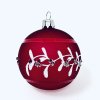 Sada skleněných vánočních koulí Crimson winter wonders – červená se bílým dekorem větviček, zasněženého stromu a vloček (Sada 6 ks, Velikost 7 cm) aa