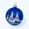 Sada skleněných vánočních koulí Blue winter wonderland – modrá se bílým dekorem větviček a zasněžených stromů (Sada 6 ks, Velikost 7 cm) a