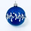 Sada skleněných vánočních koulí Blue winter wonderland – modrá se bílým dekorem větviček a zasněžených stromů (Sada 6 ks, Velikost 7 cm) aa
